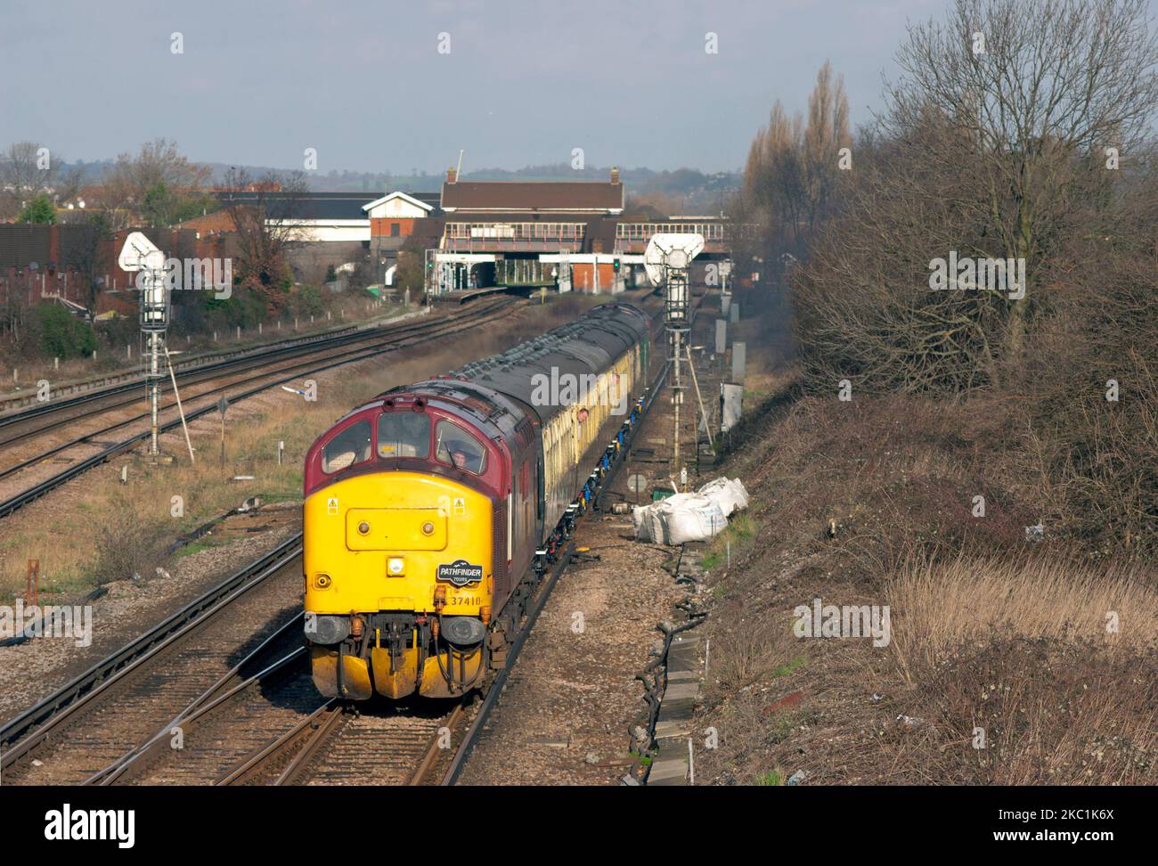 Une paire de locomotives diesel de classe 37 EWS numéros 37410 et 37406 en haut et en traquant un fervent railtour à l'approche de l'aéroport de Gatwick. Banque D'Images