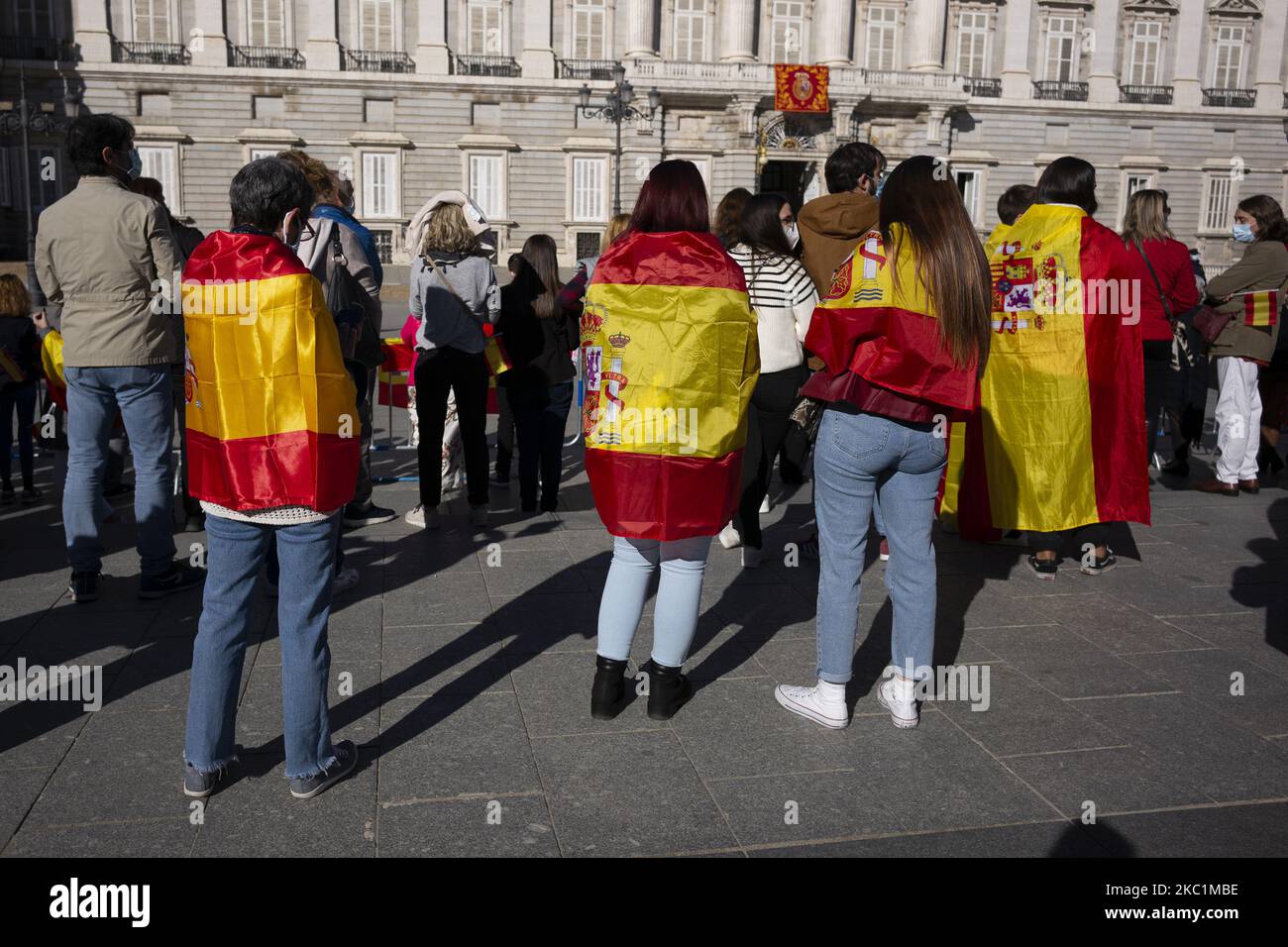 Un groupe de personnes avec des drapeaux de l'Espagne assistent à l'événement organisé à l'occasion de la Journée nationale des fêtes, à Madrid ce lundi, au Palais Royal de 12 octobre 2020 à Madrid, Espagne (photo par Oscar Gonzalez/NurPhoto) Banque D'Images