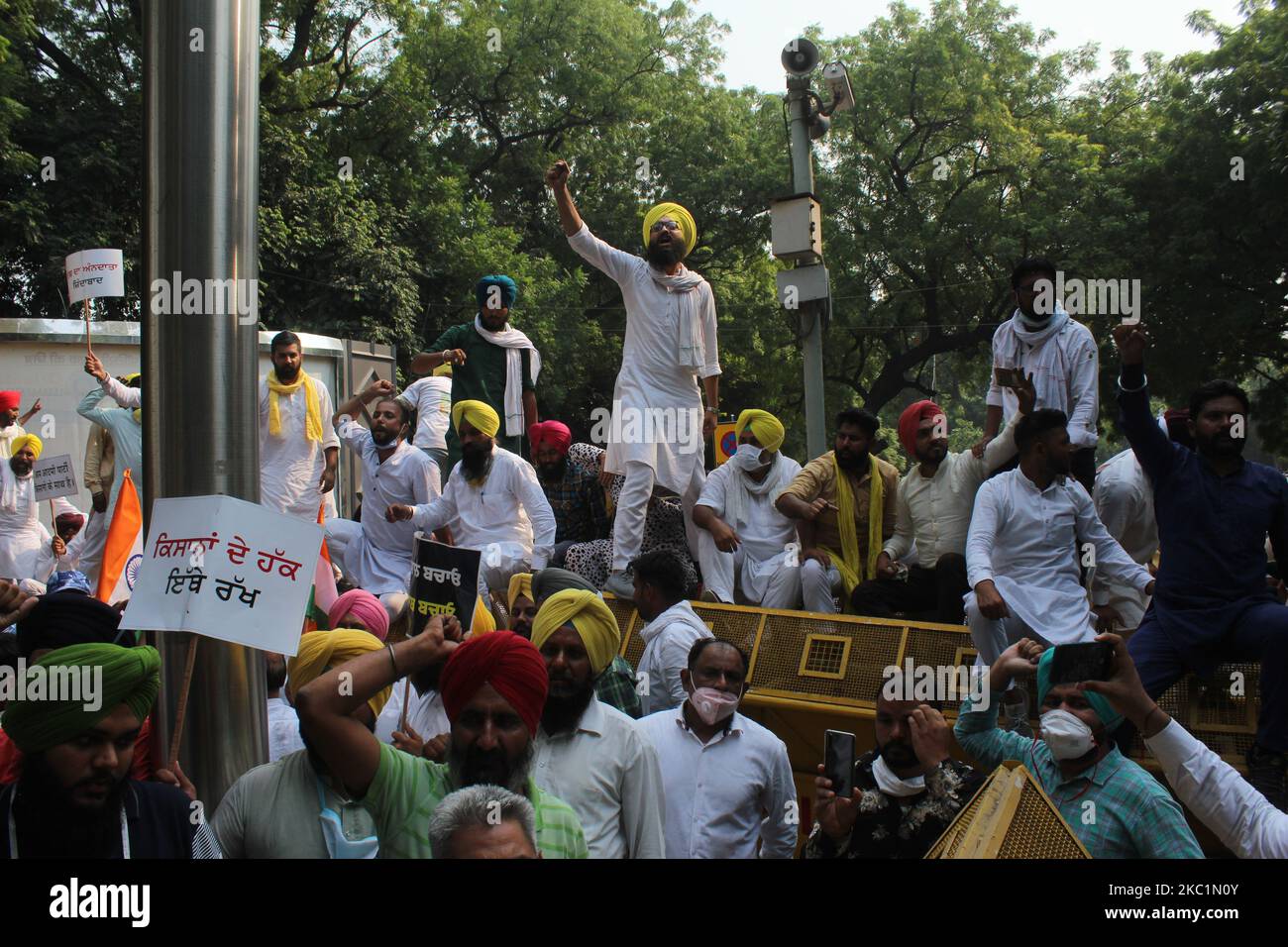 Les partisans du parti AAM Aadmi (AAP) tentent de traverser les barricades de la police pour se diriger vers le Parlement lors d'une manifestation pour protester contre la législation agricole récemment adoptée par le gouvernement Modi, à Jantar Mantar à New Delhi sur 12 octobre 2020. L'unité du Pendjab de l'AAP a organisé la manifestation, à laquelle ont assisté des ministres du Cabinet Kejriwal, d'autres dirigeants de partis de la capitale nationale et des membres de l'Assemblée législative de Delhi (MLAS) (photo de Mayank Makhija/NurPhoto) Banque D'Images