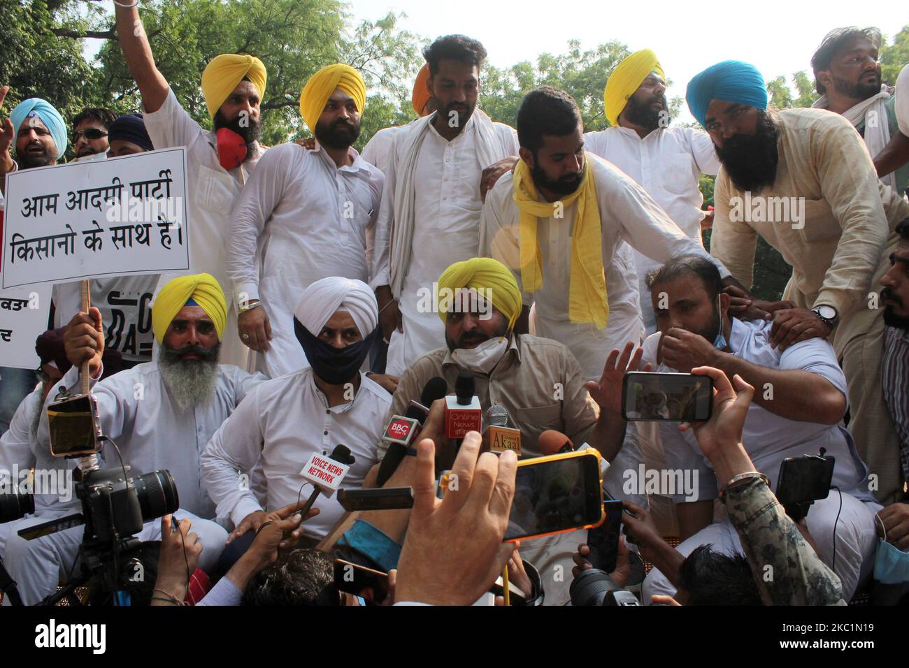 Les partisans du parti AAM Aadmi (AAP) tentent de traverser les barricades de la police pour se diriger vers le Parlement lors d'une manifestation pour protester contre la législation agricole récemment adoptée par le gouvernement Modi, à Jantar Mantar à New Delhi sur 12 octobre 2020. L'unité du Pendjab de l'AAP a organisé la manifestation, à laquelle ont assisté des ministres du Cabinet Kejriwal, d'autres dirigeants de partis de la capitale nationale et des membres de l'Assemblée législative de Delhi (MLAS) (photo de Mayank Makhija/NurPhoto) Banque D'Images