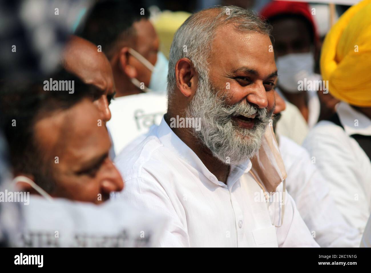 Somnath Bharti, député de Malviya Nagar à Delhi, participe avec les partisans du parti AAM Aadmi (AAP) lors d'une manifestation pour protester contre la législation agricole récemment adoptée à Jantar Mantar à New Delhi, sur 12 octobre 2020. L'unité du Pendjab de l'AAP a organisé la manifestation, à laquelle ont assisté des ministres du Cabinet Kejriwal, d'autres dirigeants de partis de la capitale nationale et des membres de l'Assemblée législative de Delhi (MLs). (Photo de Mayank Makhija/NurPhoto) Banque D'Images