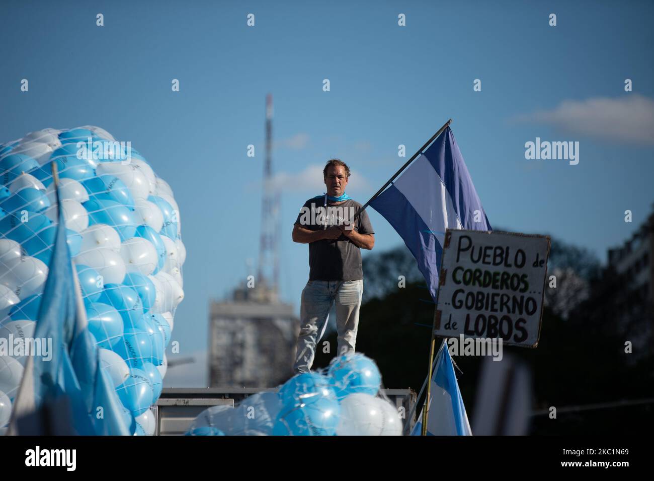 Les gens prennent part à une protestation contre le gouvernement du président argentin Alberto Fernandez, à Buenos Aires, Argentine, sur 12 octobre 2020 dans un cadre de confinement contre la propagation de la COVID-19. (Photo de Manuel Cortina/NurPhoto) Banque D'Images