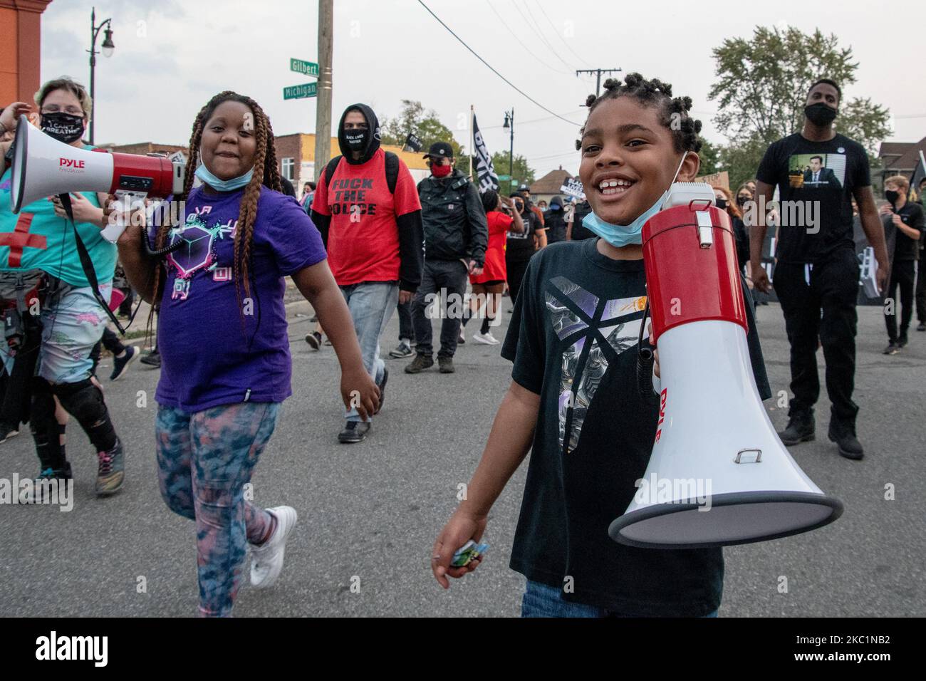 Deux enfants mènent la marche dans les chants. Vendredi, 9 octobre, 2020 Detroit respirera la marche dans les rues du sud-ouest de Detroit pour exiger que les accusations soient abandonnées et pour que la police rende compte des citoyens qui ont été victimes de violence aux mains du service de police de Detroit lors du tournage et de la demande de numéros d'insigne lors d'une arrestation qui s'est produite Le soir de 26 septembre. Alors que le détenu initial était tassé, maqué et poinçonné à plusieurs reprises près de Livernois et Otis, Darius Bell a demandé les noms des officiers et les numéros d'insigne alors que Darrmial Romanda-Lamar a filmé l'incident le TH Banque D'Images