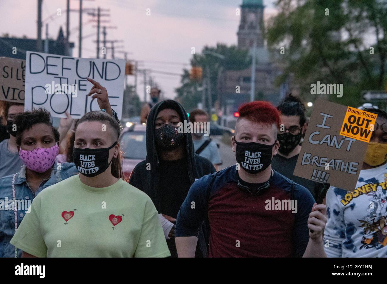 Vendredi, 9 octobre, 2020 Detroit respirera la marche dans les rues du sud-ouest de Detroit pour exiger que les accusations soient abandonnées et pour que la police rende compte des citoyens qui ont été victimes de violence aux mains du service de police de Detroit lors du tournage et de la demande de numéros d'insigne lors d'une arrestation qui s'est produite Le soir de 26 septembre. Alors que le détenu initial était tassé, maqué et poinçonné à plusieurs reprises près de Livernois et Otis, Darius Bell a demandé les noms des officiers et les numéros d'insigne alors que Darrmial Romanda-Lamar a filmé l'incident au téléphone. Les officiers ont rapidement fait leur une Banque D'Images