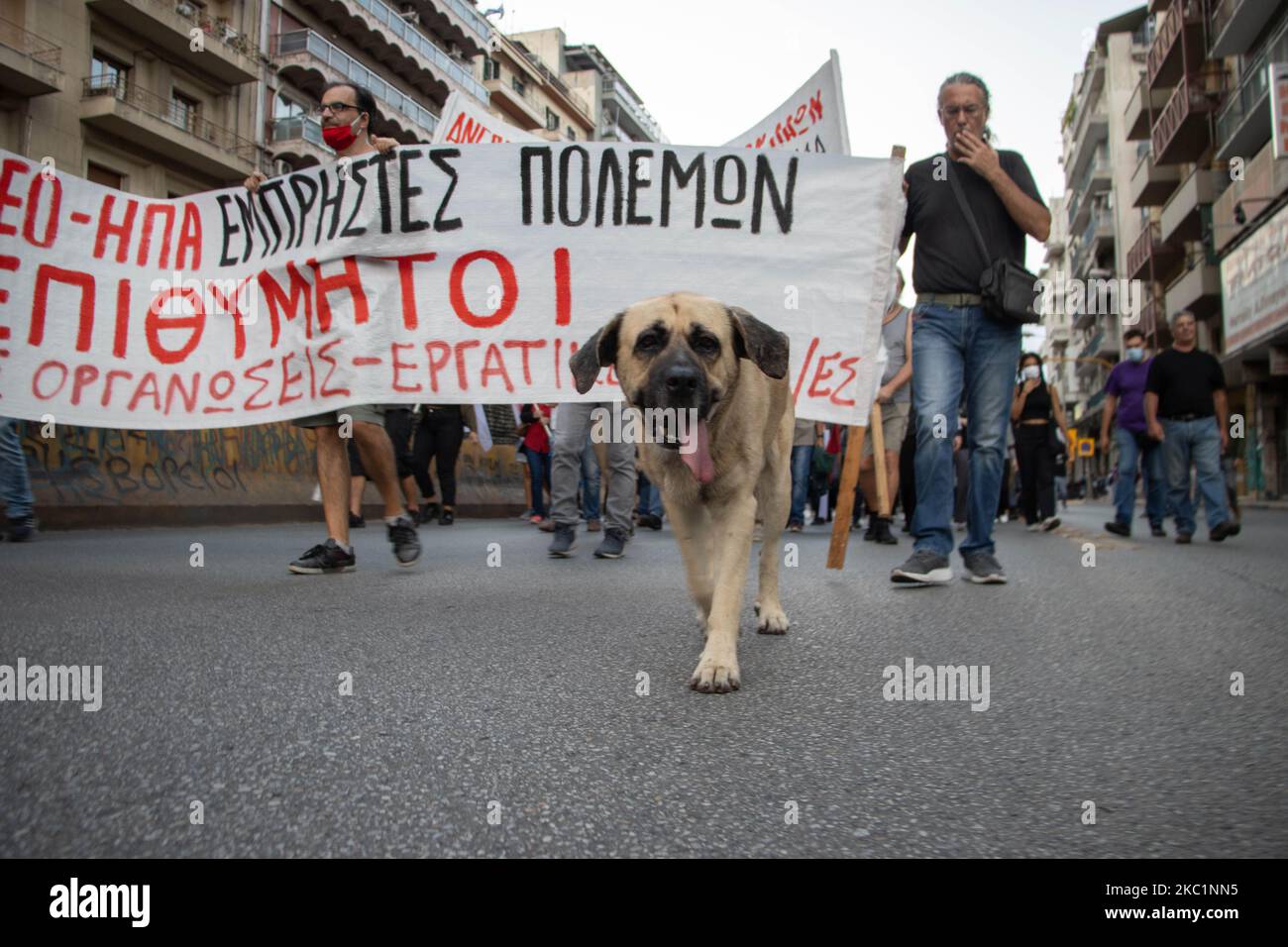 Une marche de protestation a eu lieu sur les routes de la ville de Thessalonique en Grèce contre la visite officielle du secrétaire d’État américain Mike Pompeo ou officiellement Michael Richard Pompeo dans le cadre de sa visite en Grèce. Les manifestants ont tenu des propos anti-Pompeo, anti-US et anti-OTAN ou des inscriptions disant Pompeo Go Gome sur des bannières, à la suite des mêmes slogans que ceux de divers communistes, groupes de gauche, organisations, syndicats ouvriers ou étudiants, etc. Qui ont participé. Devant le consulat des États-Unis, un drapeau américain fait main a été collé et les gens ont marché dessus, puis le drapeau des États-Unis a été brûlé. Thessalonique, Banque D'Images