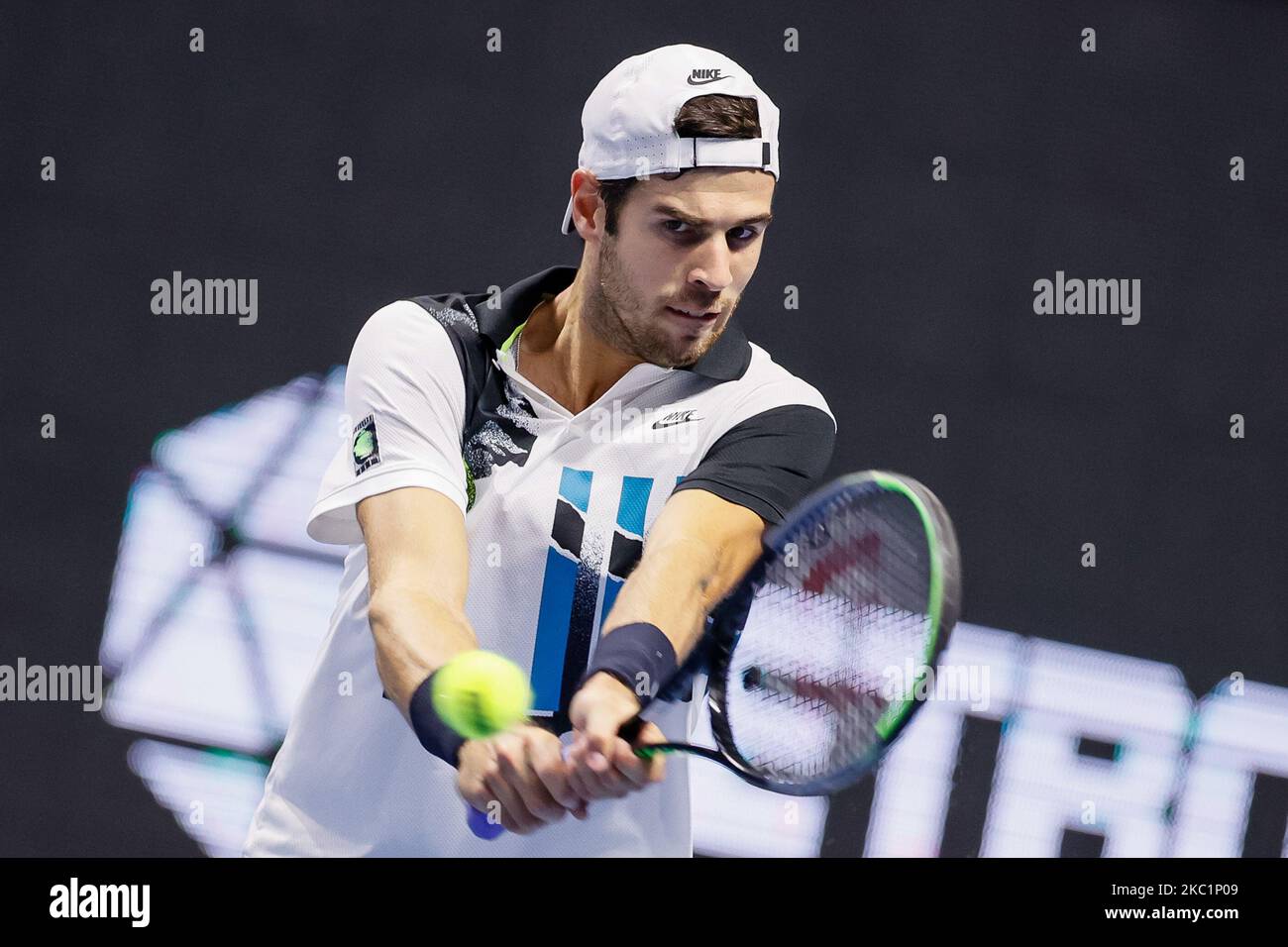 Karen Khachanov, de Russie, retourne le ballon à James Duckworth, d'Australie, lors de son tournoi international de tennis ATP Saint-Pétersbourg Open 2020 sur 13 octobre 2020 à l'arène de Sibur à Saint-Pétersbourg, en Russie. (Photo de Mike Kireev/NurPhoto) Banque D'Images