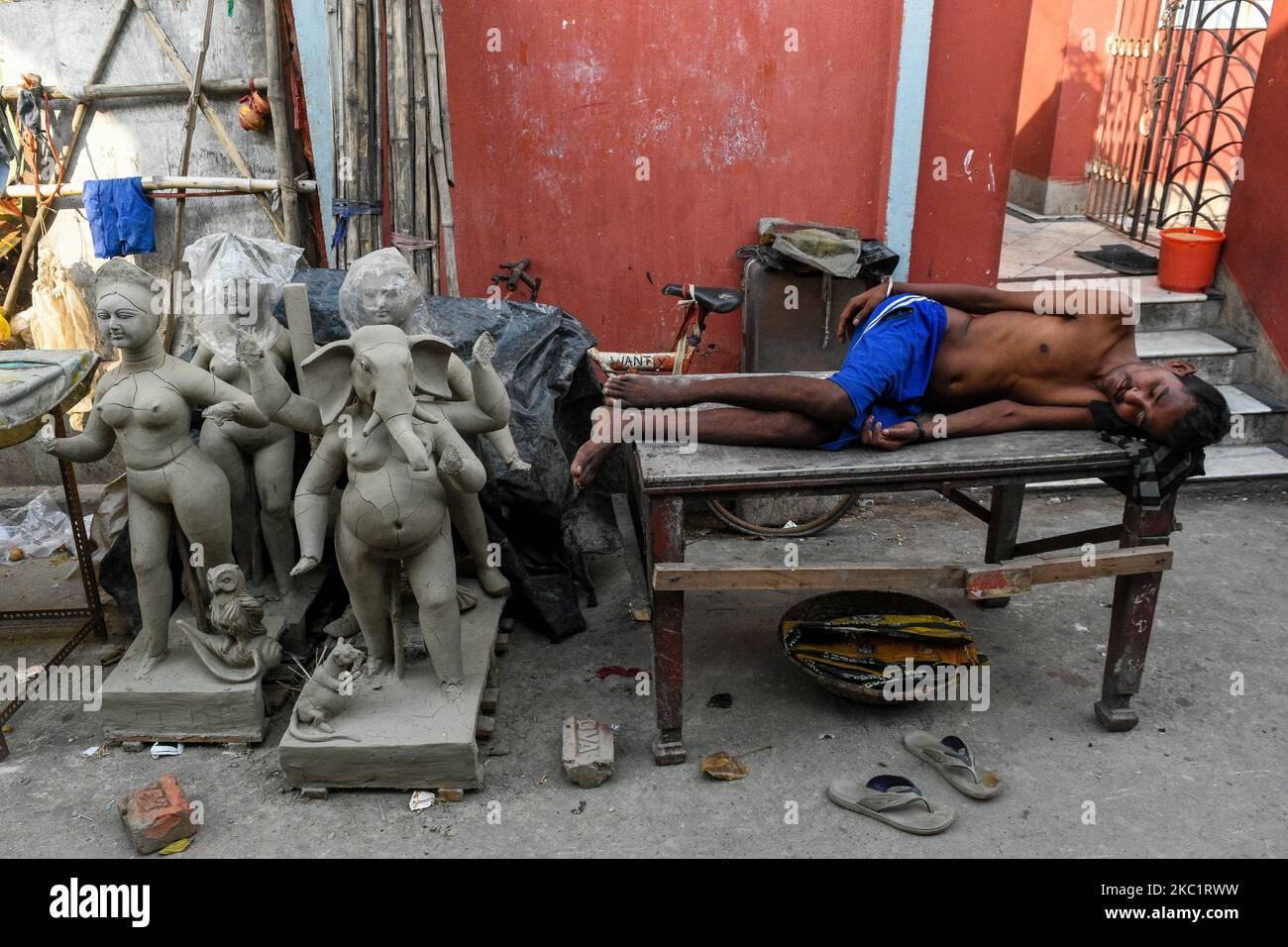 Un ouvrier dort à côté d'idoles inachevées dans un centre de potiers à Kolkata.divers moment de préparation avant le festival de la puja Durga à Kolkata , au milieu des cas croissants de COVID-19 dans la ville. Le service de santé craint une vague de cas de COVID après la puja et se prépare à s'attaquer à la vague de patients si les normes appropriées ne sont pas suivies pendant le festival. L'Inde est aujourd'hui le deuxième pays le plus touché par la COVID-19 dans le monde (photo de Debarchan Chatterjee/NurPhoto) Banque D'Images