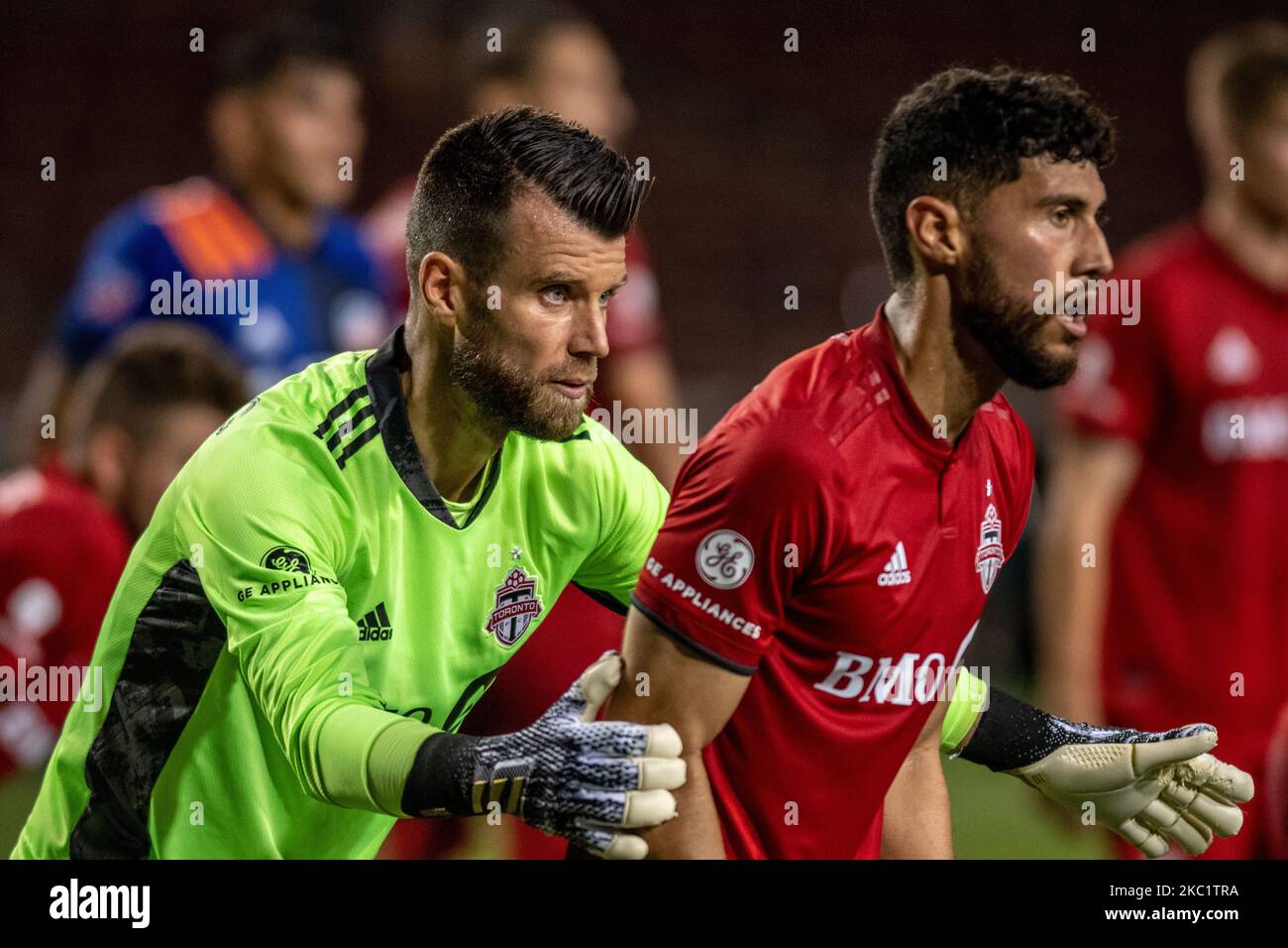 Le gardien de but de Toronto, Quentin Westberg, positionne un coéquipier pour un match de foot de coin lors d'un match de football MLS entre le FC Cincinnati et le FC de Toronto au stade Nippert. Toronto défait le FC Cincinnati 1-0. Dimanche, 11 octobre 2020, à Cincinnati, Ohio. (Photo de Jason Whitman/NurPhoto) Banque D'Images