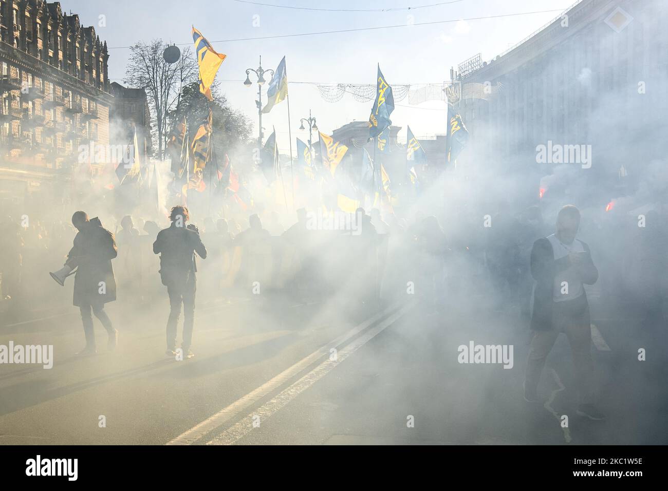 Les anciens combattants, les activistes et les partisans des mouvements nationalistes ukrainiens font des éclaires lors d'une procession pour marquer le jour du défenseur de l'Ukraine et le jour de l'Armée insurrectrice ukrainienne (UPA) au centre de Kiev, Ukraine 14 octobre 2020 (photo de Maxym Marusenko/NurPhoto) Banque D'Images