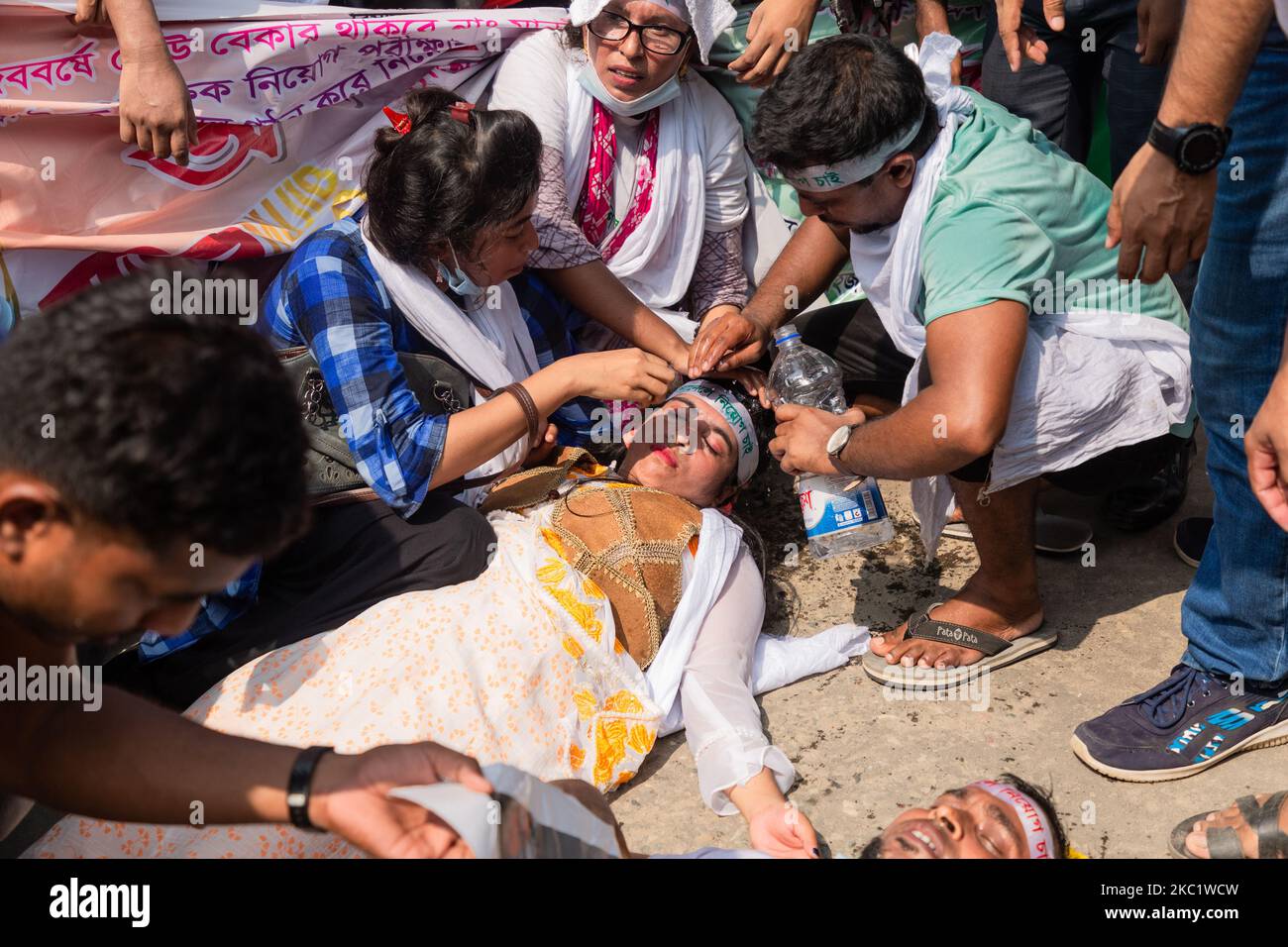 Des candidats du Département des écoles primaires de Dahal, au Bangladesh, ont manifesté à 14 octobre 2020 pour le traitement injuste dans leur processus de recrutement. Ils ont protesté avec les vêtements de la tombe pendant les deux derniers jours pour leur assurer la justice. (Photo par Istiak Karim/NurPhoto) Banque D'Images