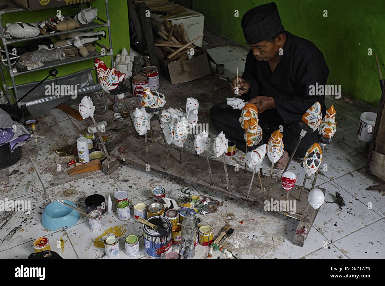 Un artisan de Wayang Golek Entang Sutisna (73) produit du wayang golek en bois de boléme (Alstonia scholaris) à Media Art, dans la ville de Bogor, à Java-Ouest, en Indonésie, sur 15 octobre, 2020. Le wayang golek traditionnel javanais occidental est vendu à plusieurs pays tels que les pays-Bas, le Japon, la Corée, la Suisse, l'Allemagne et les Etats-Unis (photo par Adriana Adie/NurPhoto) Banque D'Images