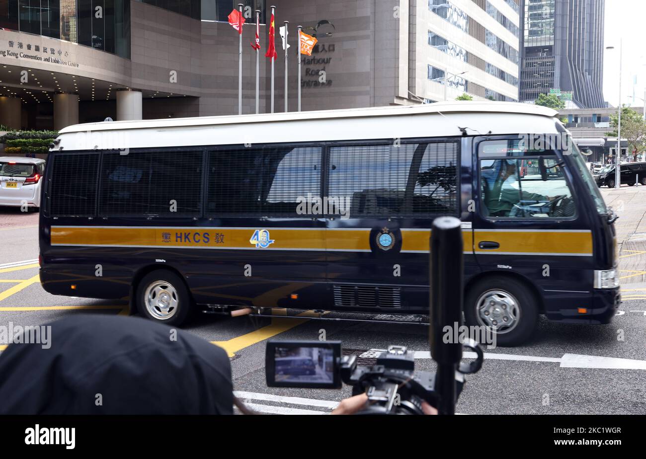 Deux rédacteurs de l'actuel défunte Stand News, Chung Pui-kuen et Patrick Lam Shiu-tung, sont emmenés au tribunal juridique de WAN Chai dans un véhicule des Services correctionnels. Ils sont confrontés à des frais de sédition pour la publication et la reproduction de publications sédimentaires entre 7 juillet 2020 et 29 décembre 2021. 31OCT22 SCMP /K. Y. Cheng Banque D'Images