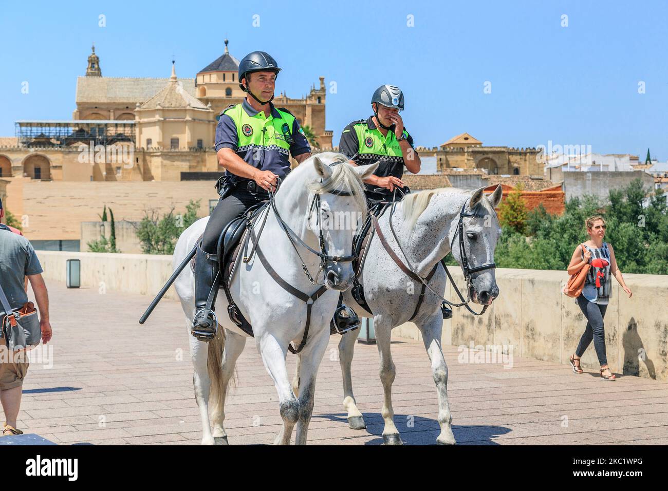 CORDOBA, ESPAGNE - 23 MAI 2017 : ce sont des policiers montés non identifiés qui patrouillent dans la vieille ville. Banque D'Images