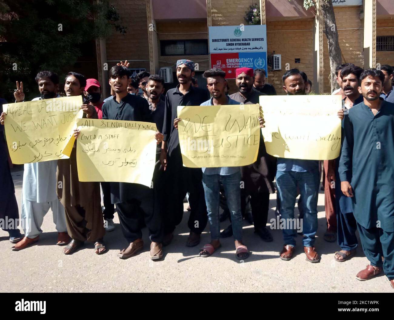 Hyderabad, Pakistan. 04th novembre 2022. Des membres de tous les salaires quotidiens de Sindh le personnel de Covid-19 organise une manifestation contre le non-paiement de leurs salaires au bureau de la DG à Hyderabad, vendredi, à 04 novembre 2022. Credit: Asianet-Pakistan/Alamy Live News Banque D'Images