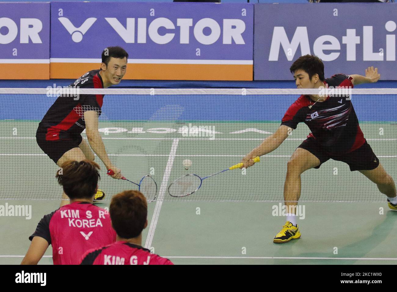 Lee Yong DAE de la Corée du Sud et son coéquipier Yoo Yeon Seong jouent au match de leur double finale masculine contre Kim Ki Jung de la Corée du Sud et Kim sa rang à la finale de badminton ouverte de Victor Korea à Séoul, en Corée du Sud. Lee et Yoo, de la Corée du Sud, ont remporté la note de match 2-0. (Photo de Seung-il Ryu/NurPhoto) Banque D'Images