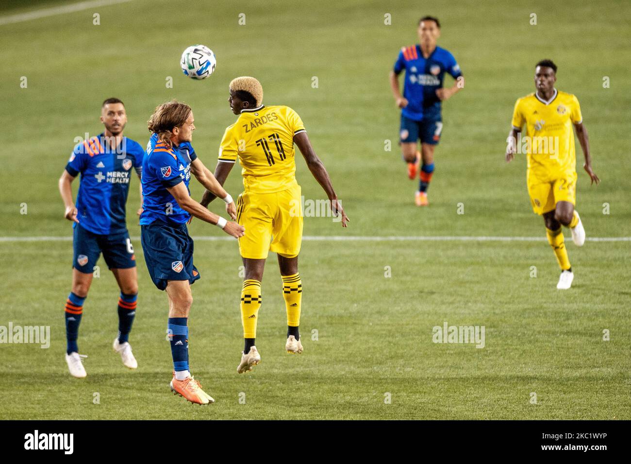 L'avant de Columbus, Gyasi Zardes, dirige le ballon lors d'un match de football MLS entre le FC Cincinnati et l'équipe de Columbus au stade Nippert, mercredi, 14 octobre 2020, à Cincinnati, OH. Cincinnati défait Columbus 2-1. (Photo de Jason Whitman/NurPhoto) Banque D'Images