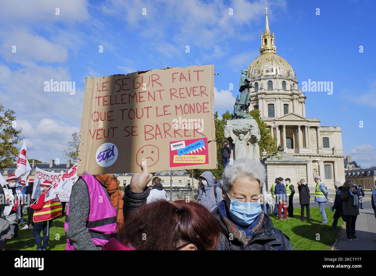 Les travailleurs de la santé participent à une manifestation près du ministère de la solidarité et de la Santé à Paris, en France, sur 14 octobre 2020. Ils exigent de meilleures conditions de travail, une augmentation du nombre de personnel et un soutien accru pour leur secteur. (Photo par Adnan Farzat/NurPhoto) Banque D'Images