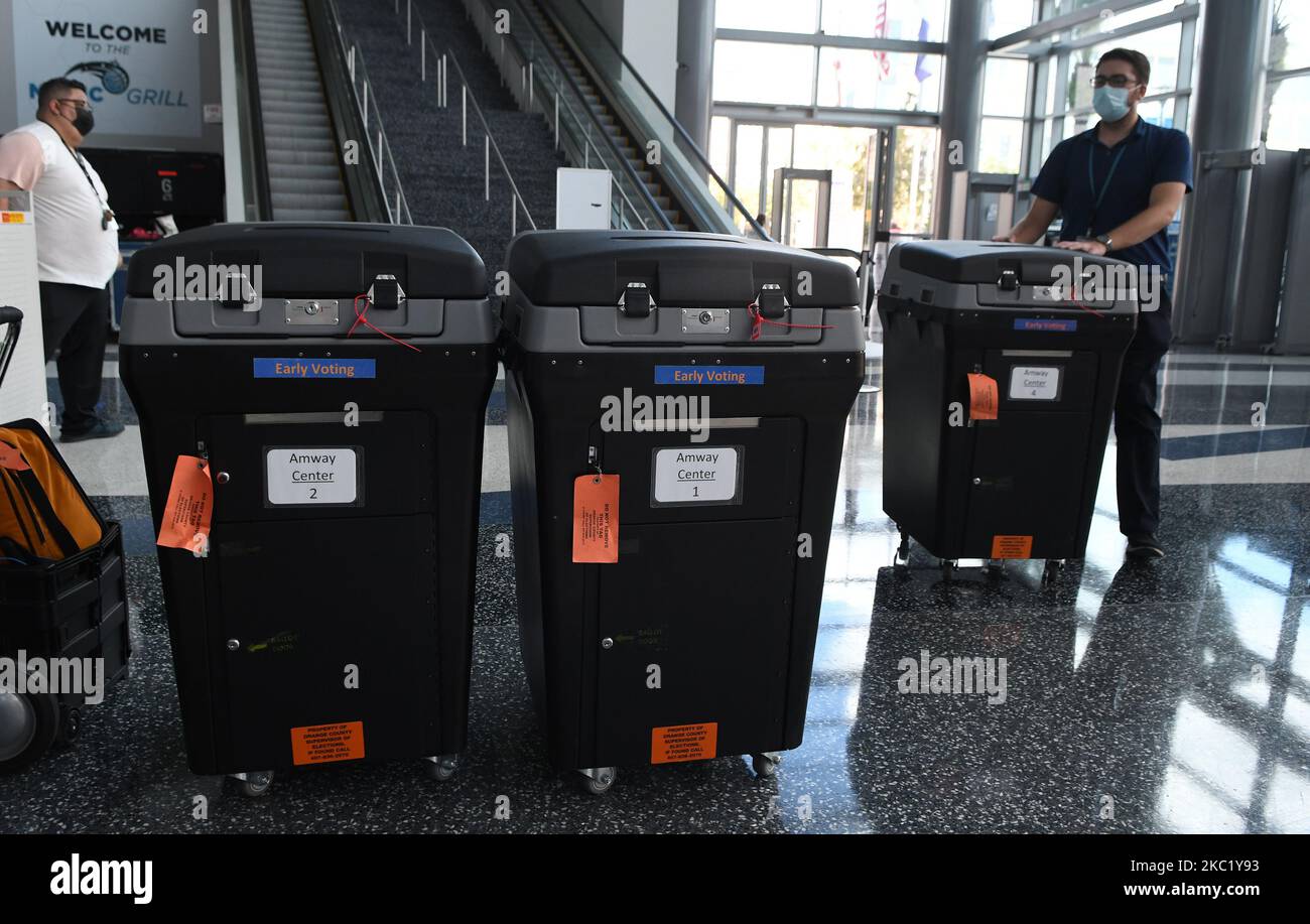 Un travailleur apporte des machines de tabulation à un site de vote précoce établi par la ville d'Orlando et la magie d'Orlando au centre Amway, l'arène de la magie, sur 15 octobre 2020 à Orlando, en Floride. Le vote par anticipation commence en Floride sur 19 octobre 2020. (Photo de Paul Hennessy/NurPhoto) Banque D'Images