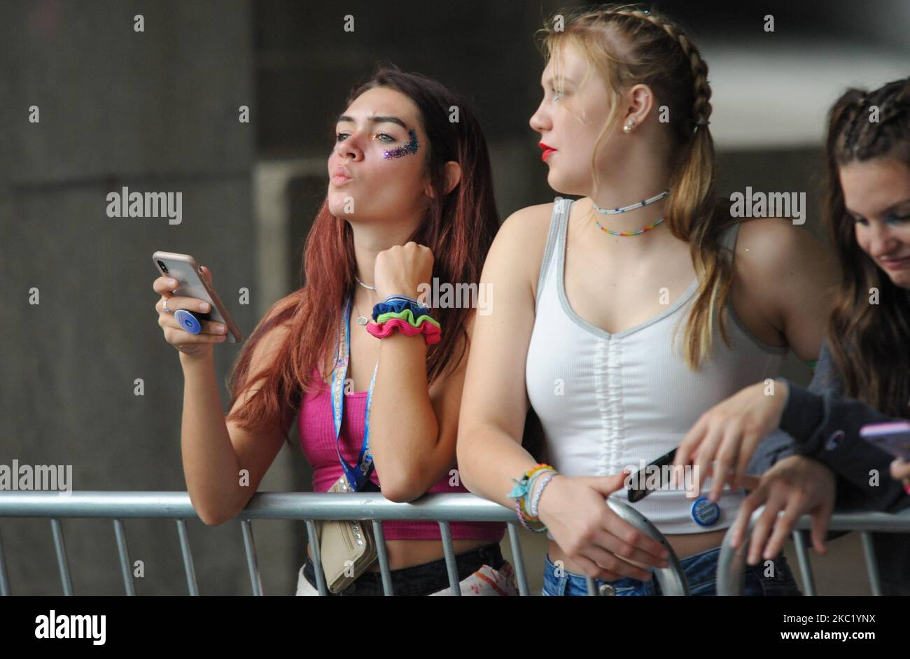 Les participants et les spectateurs sont descendus dans la rue pour honorer les droits du LGBTQ lors de la parade de la fierté gay 2019, samedi, 22 juin 2019, à Cincinnati, Ohio, États-Unis. L'édition 2020 de la parade de la fierté a été annulée en raison de la pandémie du coronavirus. (Photo de Jason Whitman/NurPhoto) Banque D'Images