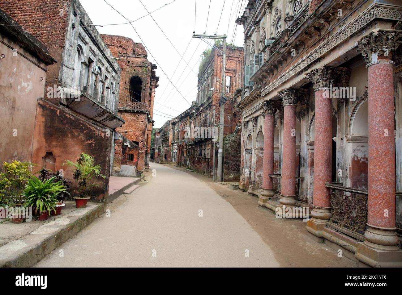 Vue sur l'ancien bâtiment de la ville de Panam, Bangladesh, sur 16 octobre 2020. Panam Nagar, c'était la ville historique la plus attrayante du Bangladesh. Les visiteurs se délassent de l'agitation de la vie urbaine animée, mais ils aiment marcher dans la voie de la ville antique ornée de bâtiments en briques rouges délabrés, vandalisés et illégalement occupés à Panam Nagar.Panam Nagar, se trouve à 30 kilomètres au sud-est de la capitale Dhaka, à Sonargaon. Les riches commerçants hindous ont posé la base de Panam Nagar, est debout sur les deux côtés d'une route qui s'étend de l'est au sud et mesure 600 Banque D'Images