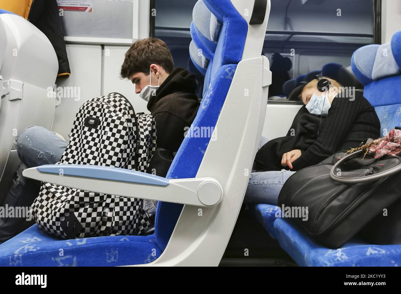 Les gens portent un masque facial lorsqu'ils voyagent en train pendant une pandémie de coronavirus. Cracovie, Pologne sur 14 octobre 2020. En raison de la propagation croissante de la COVID-19 en Pologne, l'ensemble du territoire du pays sera désigné comme zone « jaune » et 152 comtés et villes, dont Cracovie, seront marqués comme rouge à partir de 17 octobre. (Photo de Beata Zawrzel/NurPhoto) Banque D'Images