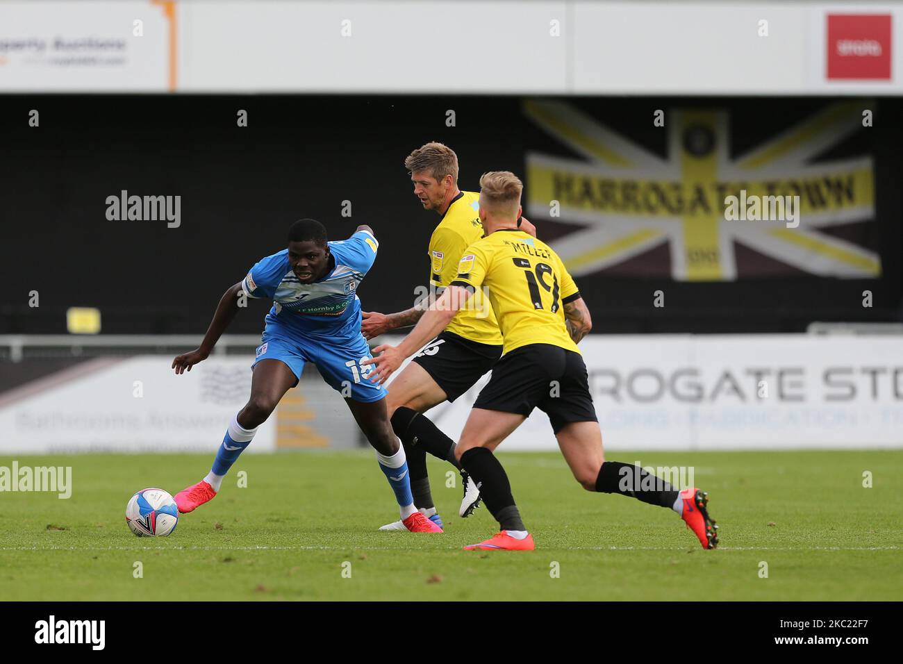 Yoan Zouma de Barrow uaw Jonathan Stead et Calvin Miller lors du match Sky Bet League 2 entre Harrogate Town et Barrow à Wetherby Road, Harrogate, Angleterre, le 17th octobre 2020. (Photo de Mark Fletcher/MI News/NurPhoto) Banque D'Images