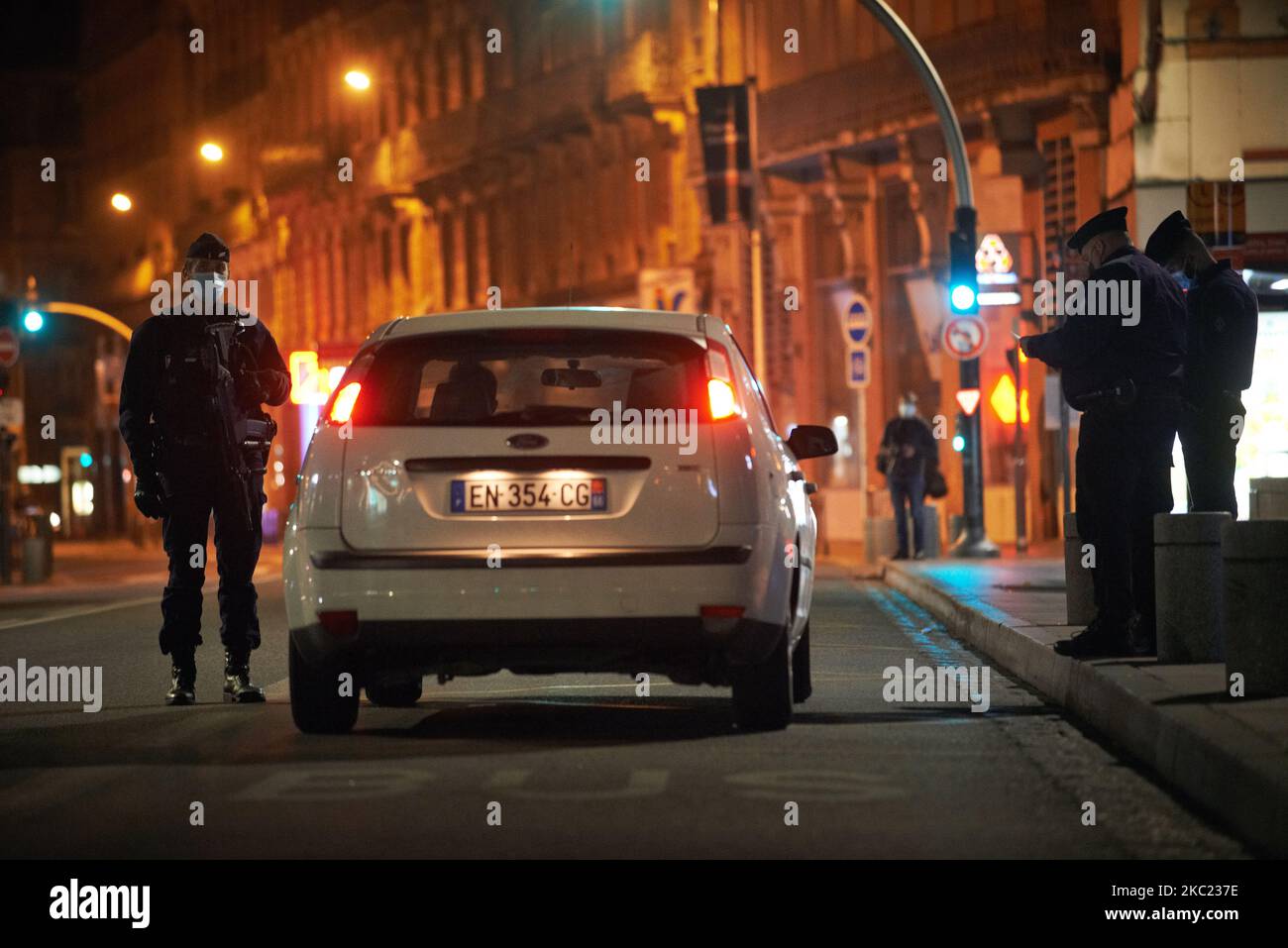 Les policiers contrôlent le certificat de voyage d'un conducteur après le début du couvre-feu à 9pm heures. En raison de la vague de Covid -19 en Europe en 2nd, le gouvernement français a décidé d'imposer un couvre-feu de 9pm à 6am pendant au moins un mois. Cette décision a été prise car le nombre d'infections par le coronavirus Sras-COV-2 augmente depuis plus d'un mois. Tous les services non essentiels doivent être fermés sur 9pm au plus tard. Ce couvre-feu est imposé à Paris et huit autres villes sont touchées, dont Marseille, Lyon, Lille et Toulouse. Toulouse. France. 17 octobre 2020. (Photo d'Alain Pitton/NurPhoto) Banque D'Images