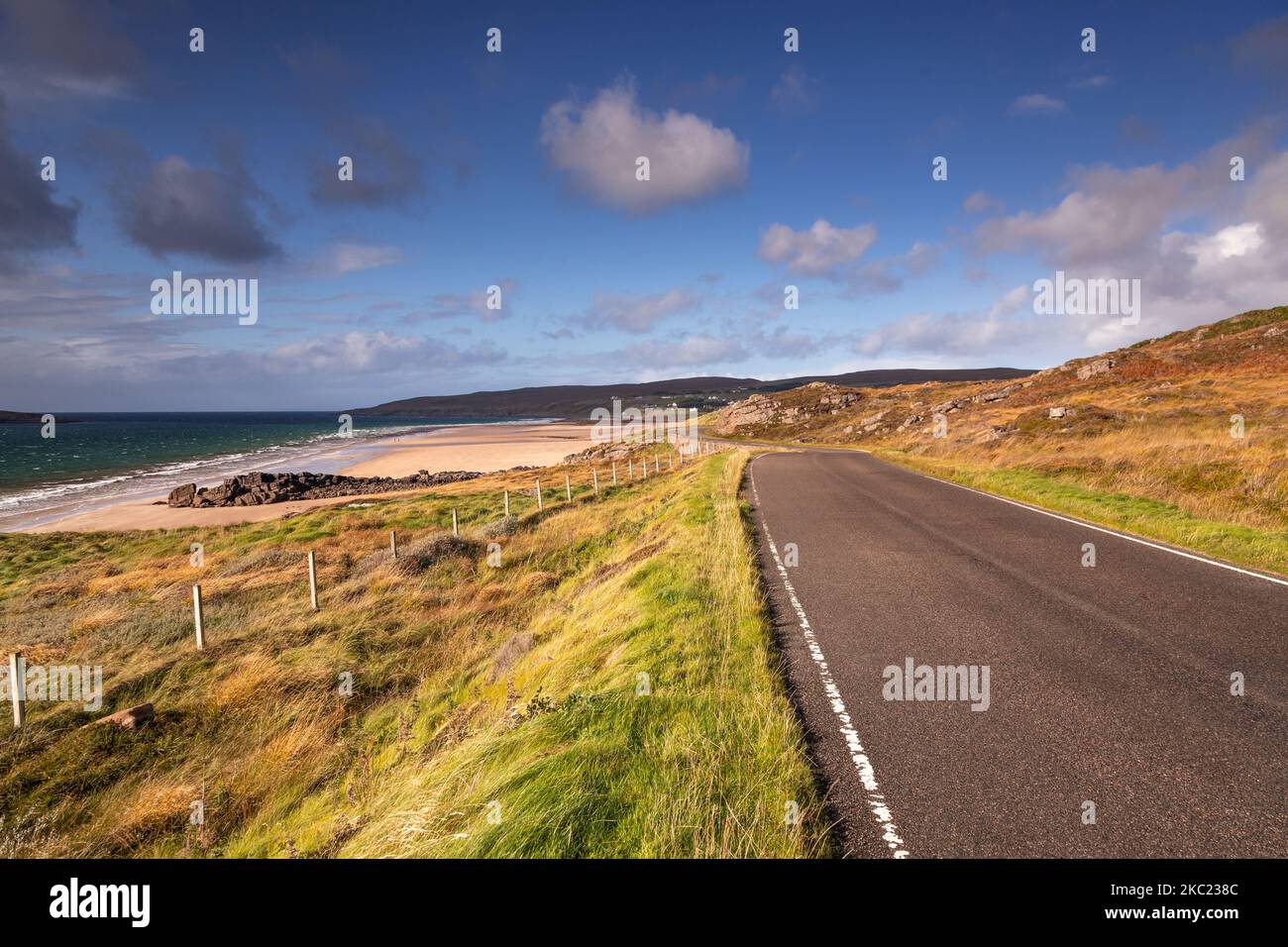 Grande plage de sable à Gairloch, sur la côte atlantique de Wester Ross, en Écosse Banque D'Images