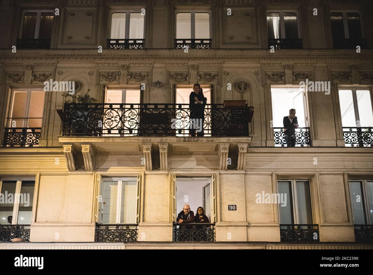 Les gens regardent la rue par leurs fenêtres comme cette deuxième nuit de couvre-feu à Paris commence et pour la première fois ce samedi, 17 octobre 2020 il a commencé dans la soirée à 9pm. Alors qu'habituellement à cette époque le samedi soir, les bars, les restaurants et même les rues sont pleins de gens, pour l'occasion, tous les magasins ont fermé très tôt et les gens sont rentrés chez eux en laissant les rues vides. (Photo de Samuel Boivin/NurPhoto) Banque D'Images