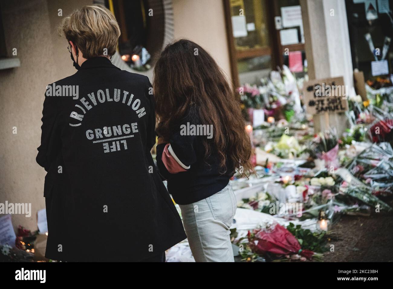 À Conflans-Sainte-Honorine, 30kms au nord-ouest de Paris, sur 17 octobre 2020, le lendemain de l'attaque terroriste à Conflans Saint-Honorine, au cours de laquelle un professeur d'histoire de l'école secondaire Bois d'Aulne a été décapité pour avoir montré des caricatures de Mahomet en classe, de nombreux résidents, étudiants, parents, Les enseignants et les Parisiens sont venus se rassembler devant l'école et déposer des fleurs en l'honneur de Samuel Paty. (Photo de Samuel Boivin/NurPhoto) Banque D'Images