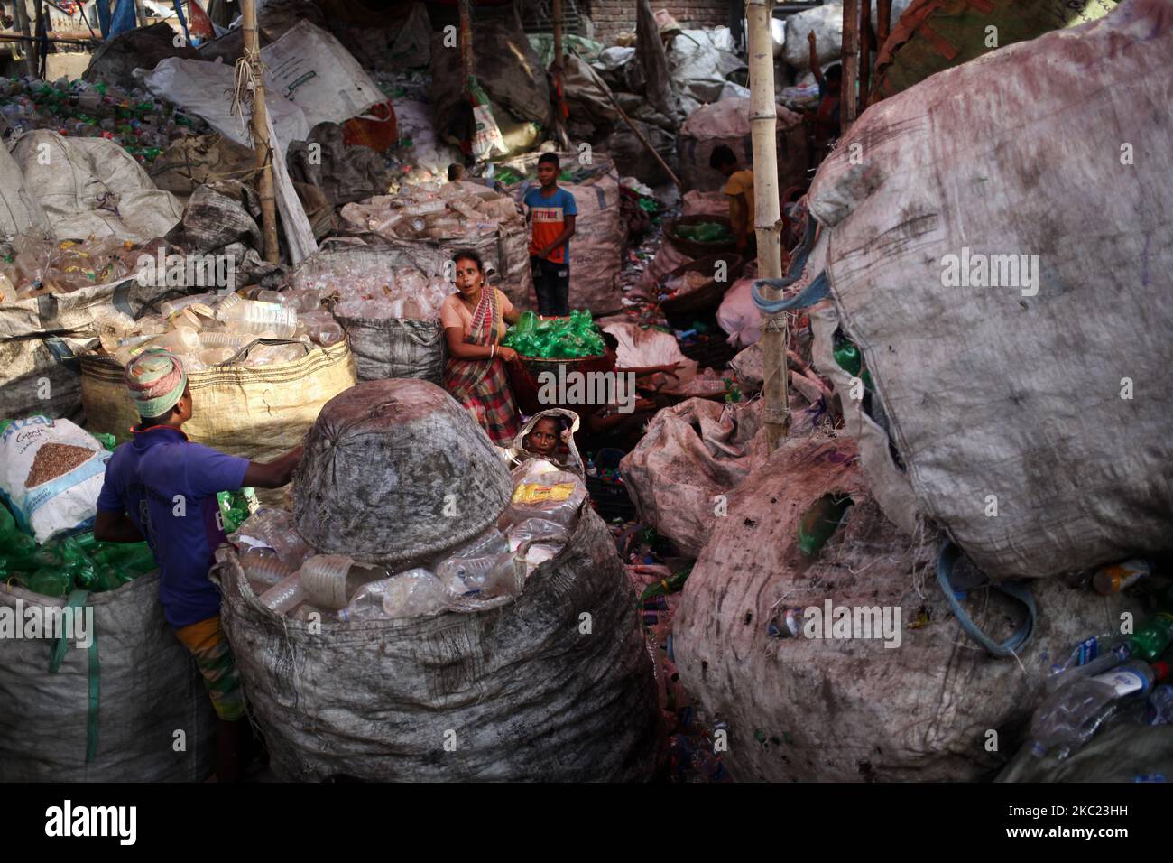 Samedi, à 17 octobre 2020, les travailleurs trient les bouteilles en plastique pour les transformer dans une usine de recyclage de plastique à Dhaka, au Bangladesh. (Photo de Syed Mahamudur Rahman/NurPhoto) Banque D'Images Samedi, à 17 octobre 2020, les travailleurs trient les bouteilles en plastique pour les transformer dans une usine de recyclage de plastique à Dhaka, au Bangladesh. (Photo de Syed Mahamudur Rahman/NurPhoto) Banque D'Images