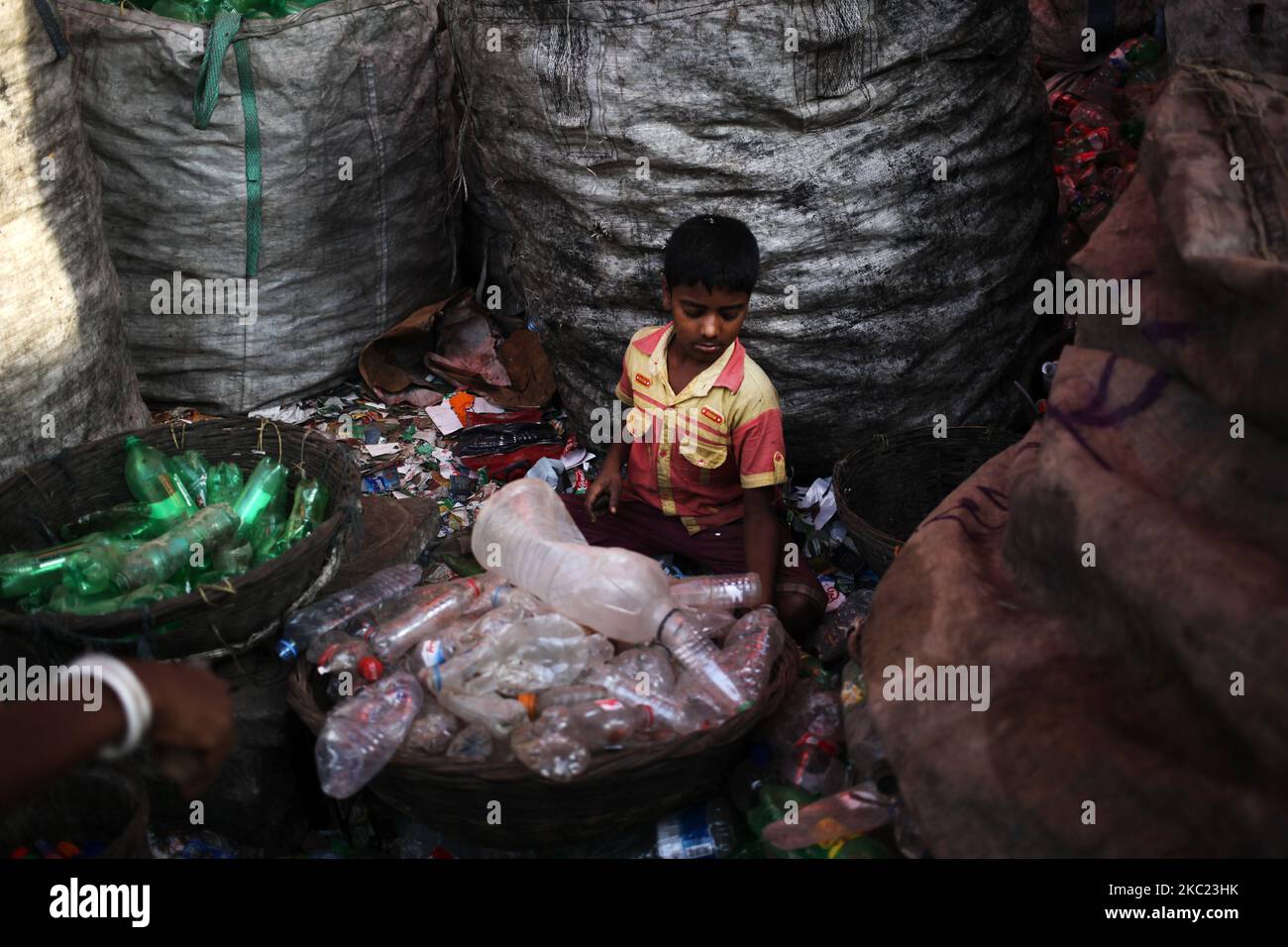 Shanto (10) trie une bouteille en plastique pour transformation ultérieure dans une usine de recyclage de plastique à Dhaka, au Bangladesh, samedi, à 17 octobre 2020. (Photo de Syed Mahamudur Rahman/NurPhoto) Banque D'Images Shanto (10) trie une bouteille en plastique pour transformation ultérieure dans une usine de recyclage de plastique à Dhaka, au Bangladesh, samedi, à 17 octobre 2020. (Photo de Syed Mahamudur Rahman/NurPhoto) Banque D'Images