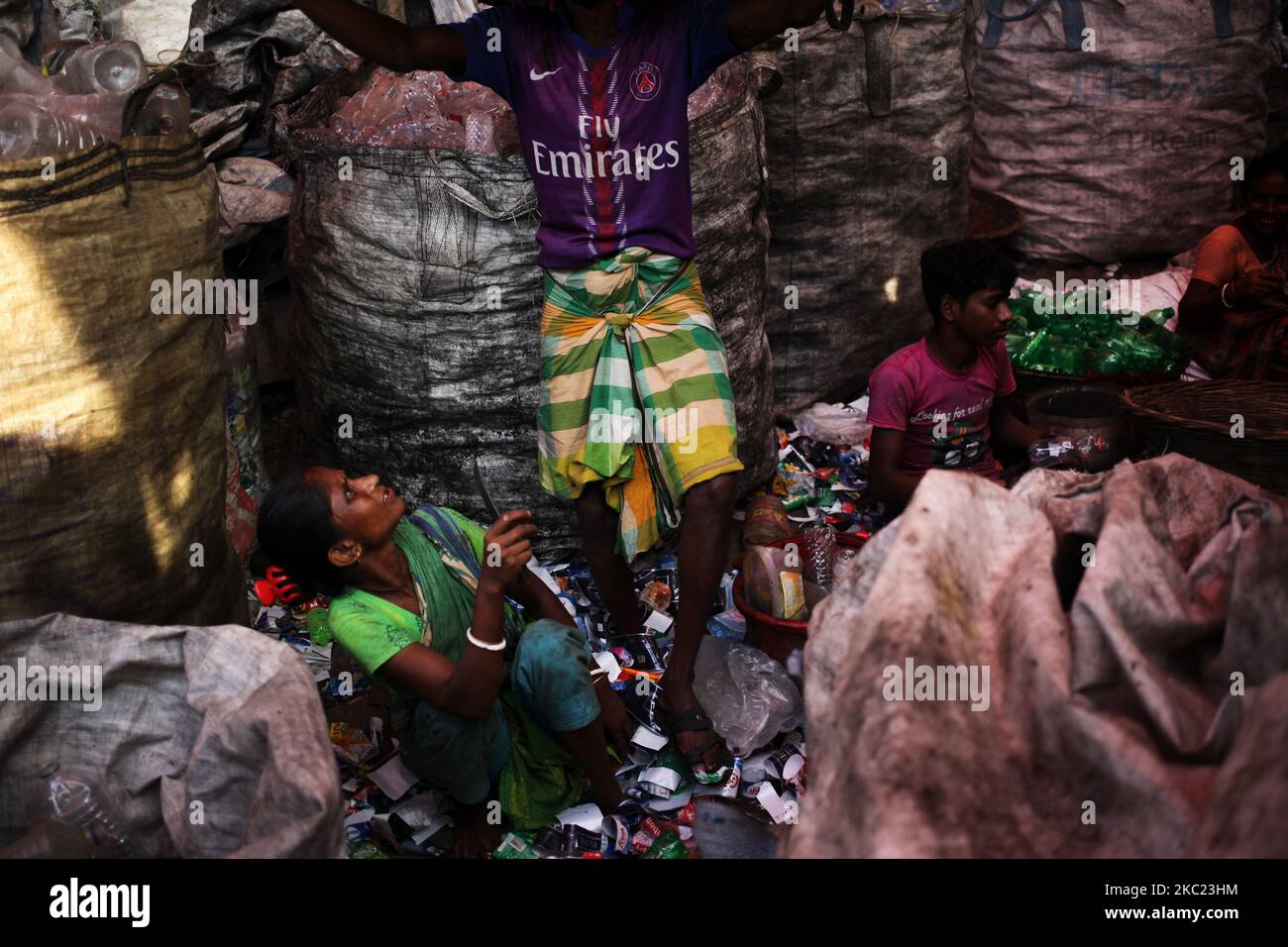 Samedi, à 17 octobre 2020, les travailleurs trient les bouteilles en plastique pour les transformer dans une usine de recyclage de plastique à Dhaka, au Bangladesh. (Photo de Syed Mahamudur Rahman/NurPhoto) Banque D'Images Samedi, à 17 octobre 2020, les travailleurs trient les bouteilles en plastique pour les transformer dans une usine de recyclage de plastique à Dhaka, au Bangladesh. (Photo de Syed Mahamudur Rahman/NurPhoto) Banque D'Images