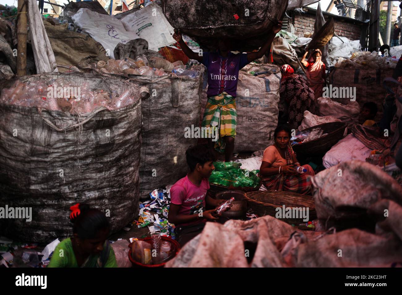 Samedi, à 17 octobre 2020, les travailleurs trient les bouteilles en plastique pour les transformer dans une usine de recyclage de plastique à Dhaka, au Bangladesh. (Photo de Syed Mahamudur Rahman/NurPhoto) Banque D'Images Samedi, à 17 octobre 2020, les travailleurs trient les bouteilles en plastique pour les transformer dans une usine de recyclage de plastique à Dhaka, au Bangladesh. (Photo de Syed Mahamudur Rahman/NurPhoto) Banque D'Images