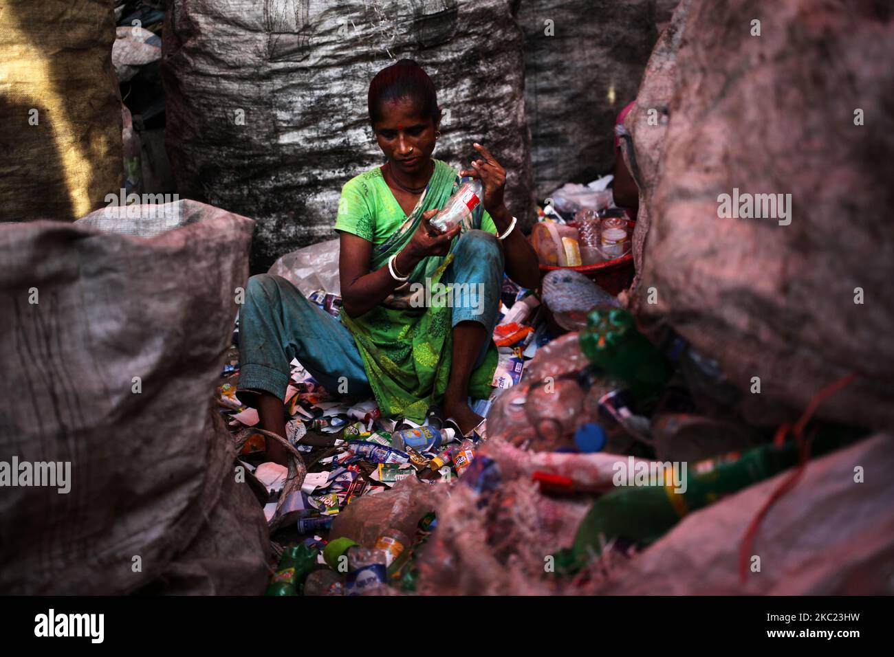 Un travailleur trie une bouteille en plastique pour traitement ultérieur dans une usine de recyclage de plastique à Dhaka, au Bangladesh, samedi, à 17 octobre 2020. (Photo de Syed Mahamudur Rahman/NurPhoto) Banque D'Images Un travailleur trie une bouteille en plastique pour traitement ultérieur dans une usine de recyclage de plastique à Dhaka, au Bangladesh, samedi, à 17 octobre 2020. (Photo de Syed Mahamudur Rahman/NurPhoto) Banque D'Images