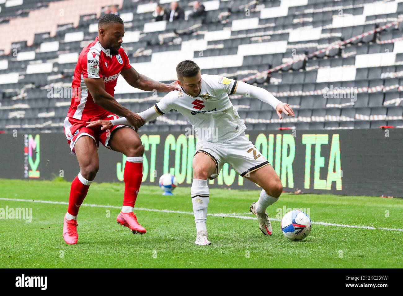 Les dons de Milton Keynes Daniel Harvie est défié par Ryan Jackson de Gillingham lors de la deuxième moitié du match de la Sky Bet League One entre MK Dons et Gillingham au stade MK, Milton Keynes, le samedi 17th octobre 2020. (Photo de John Cripps/MI News/NurPhoto) Banque D'Images