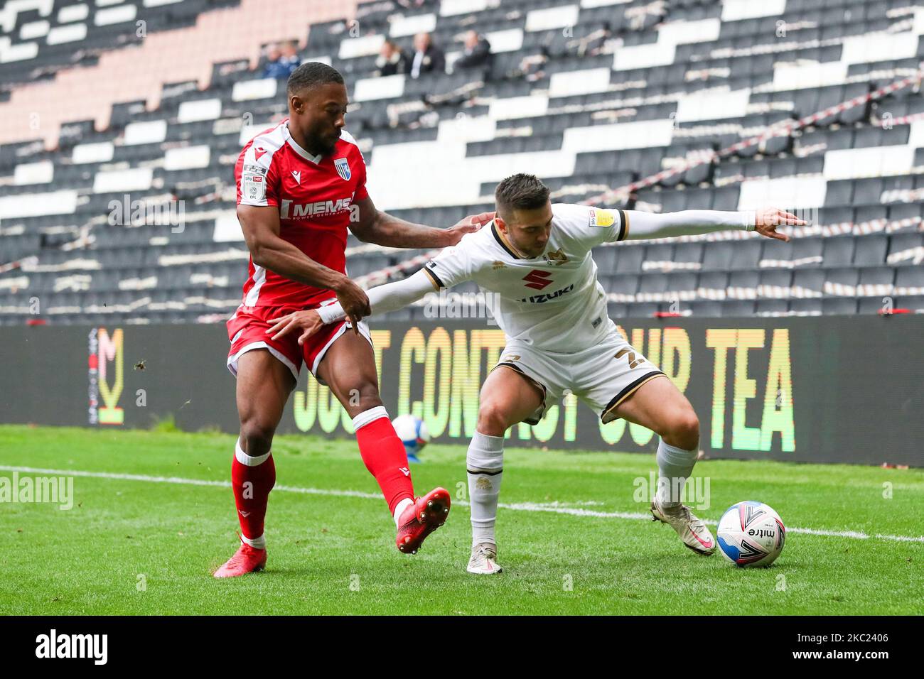 Les dons de Milton Keynes Daniel Harvie est défié par Ryan Jackson de Gillingham lors de la deuxième moitié du match de la Sky Bet League One entre MK Dons et Gillingham au stade MK, Milton Keynes, le samedi 17th octobre 2020. (Photo de John Cripps/MI News/NurPhoto) Banque D'Images