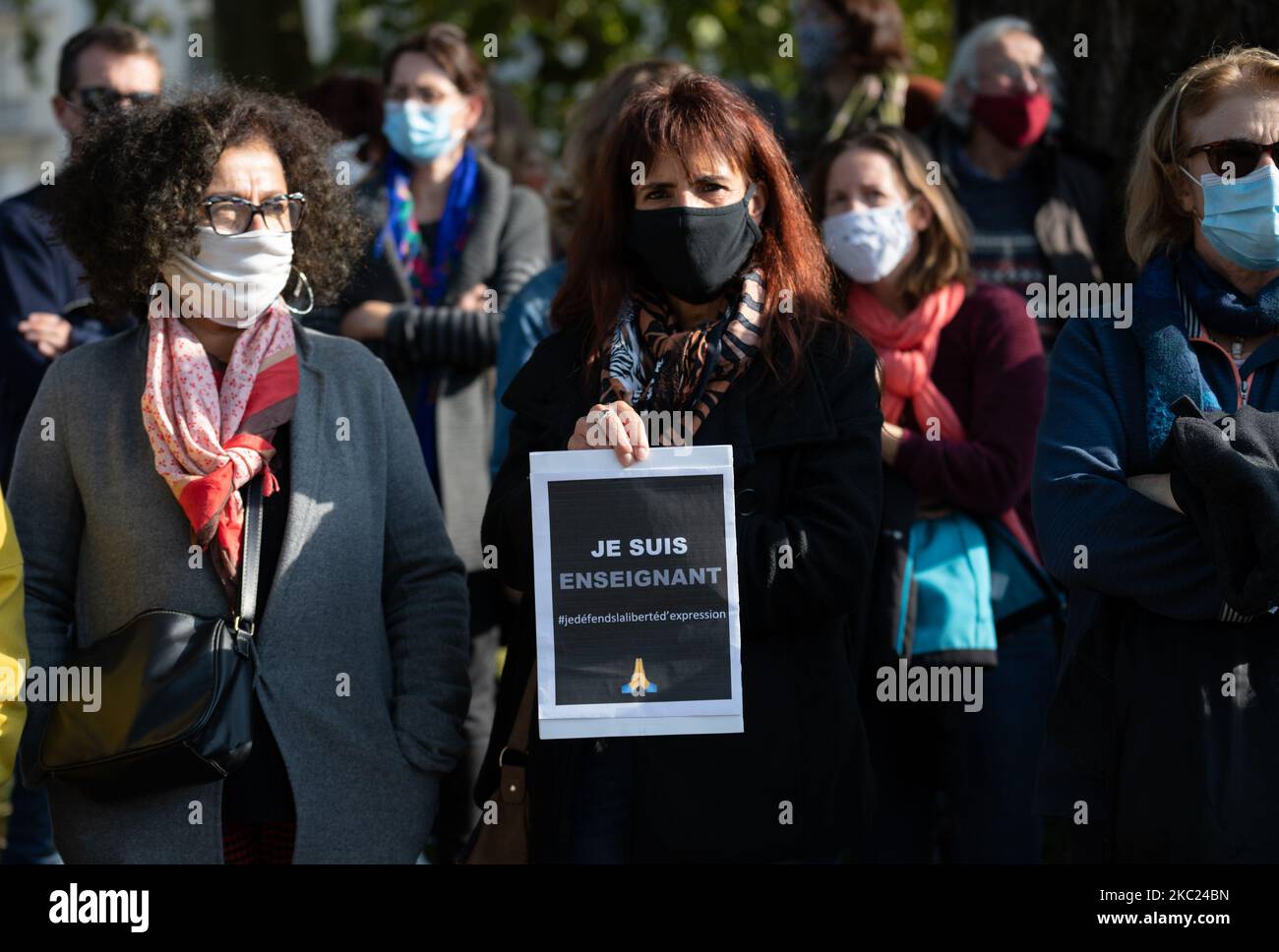 Les gens se sont réunis à Nantes, en France, sur 18 octobre 2020 pour rendre hommage à Samuel Paty, professeur d'histoire au Collège du Bois d'Aune à Conflans-Sainte-Honorine, Décapité le 16 octobre 2020 par un islamiste d'origine tchétchène qui l'a reproché d'avoir montré à ses élèves des caricatures du prophète Mahomet publiées par Charlie Hebdo au cours d'un cours sur la liberté d'expression et le droit au blasphème. Au-delà de l'hommage rendu à la victime de cette attaque, ce rassemblement initié par les syndicats dont le SNES-FSU visait à soutenir la profession enseignante, la liberté d'expression et à réaffirmer le RE Banque D'Images