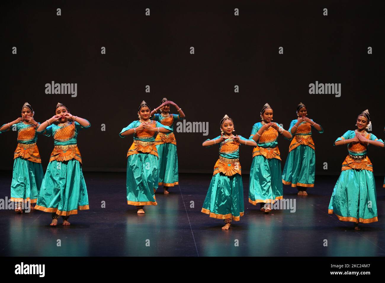 Les filles tamoules effectuent une danse traditionnelle au cours d'un programme culturel célébrant le Festival pongal thaïlandais à Markham, Ontario, Canada, on 13 janvier 2019. Le festival de Thai Pongal est un festival d'action de grâce qui honore le Dieu Soleil (Lord Surya) et célèbre une récolte réussie. (Photo de Creative Touch Imaging Ltd./NurPhoto) Banque D'Images