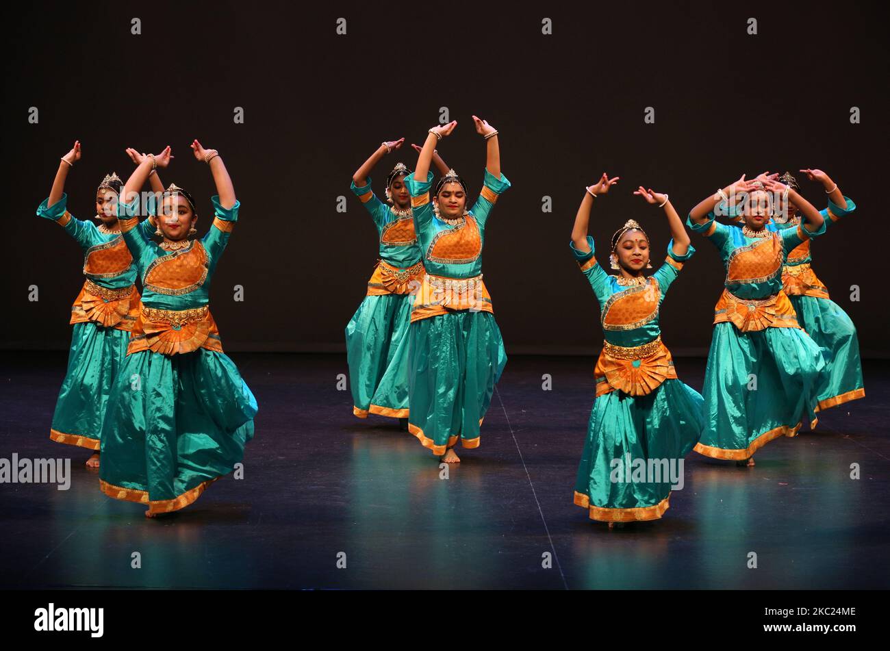 Les filles tamoules effectuent une danse traditionnelle au cours d'un programme culturel célébrant le Festival pongal thaïlandais à Markham, Ontario, Canada, on 13 janvier 2019. Le festival de Thai Pongal est un festival d'action de grâce qui honore le Dieu Soleil (Lord Surya) et célèbre une récolte réussie. (Photo de Creative Touch Imaging Ltd./NurPhoto) Banque D'Images