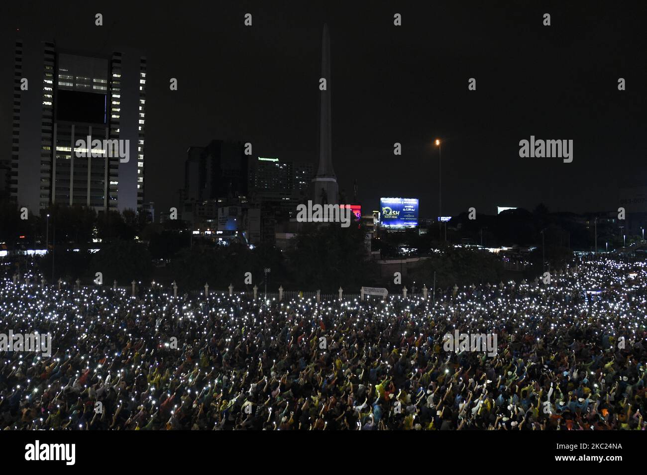 Des manifestants thaïlandais ont allumé des téléphones portables lors d'une manifestation antigouvernementale au monument de la victoire à Bangkok, Thaïlande, le 18 octobre 2020. (Photo par Anusak Laowilas/NurPhoto) Banque D'Images