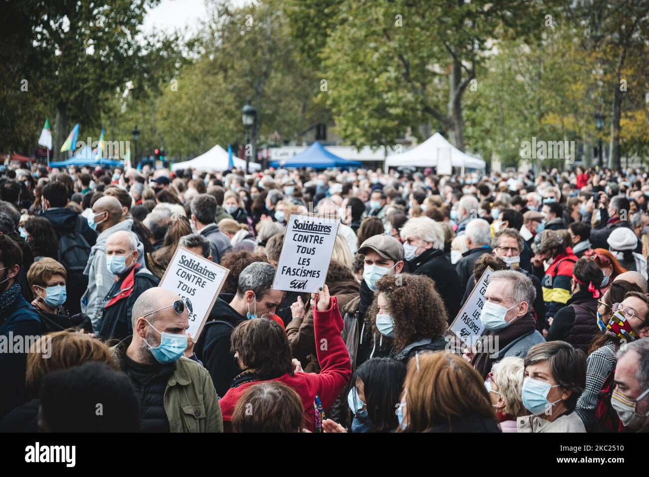 Plusieurs milliers de personnes se sont rassemblées sur la place de la République à Paris, en France, sur 18 octobre 2020 pour un hommage populaire à Samuel Paty, professeur d'histoire assassiné et décapité dans un attentat terroriste près du collège où il a travaillé à Conflans Saint-Honorine, une banlieue parisienne. Au cours de cet hommage, de nombreuses personnes ont tenu des pancartes avec des slogans comme ''Je suis Samuel'', ''je suis enseignant'' ou divers slogans sur la liberté d'expression. (Photo de Samuel Boivin/NurPhoto) Banque D'Images