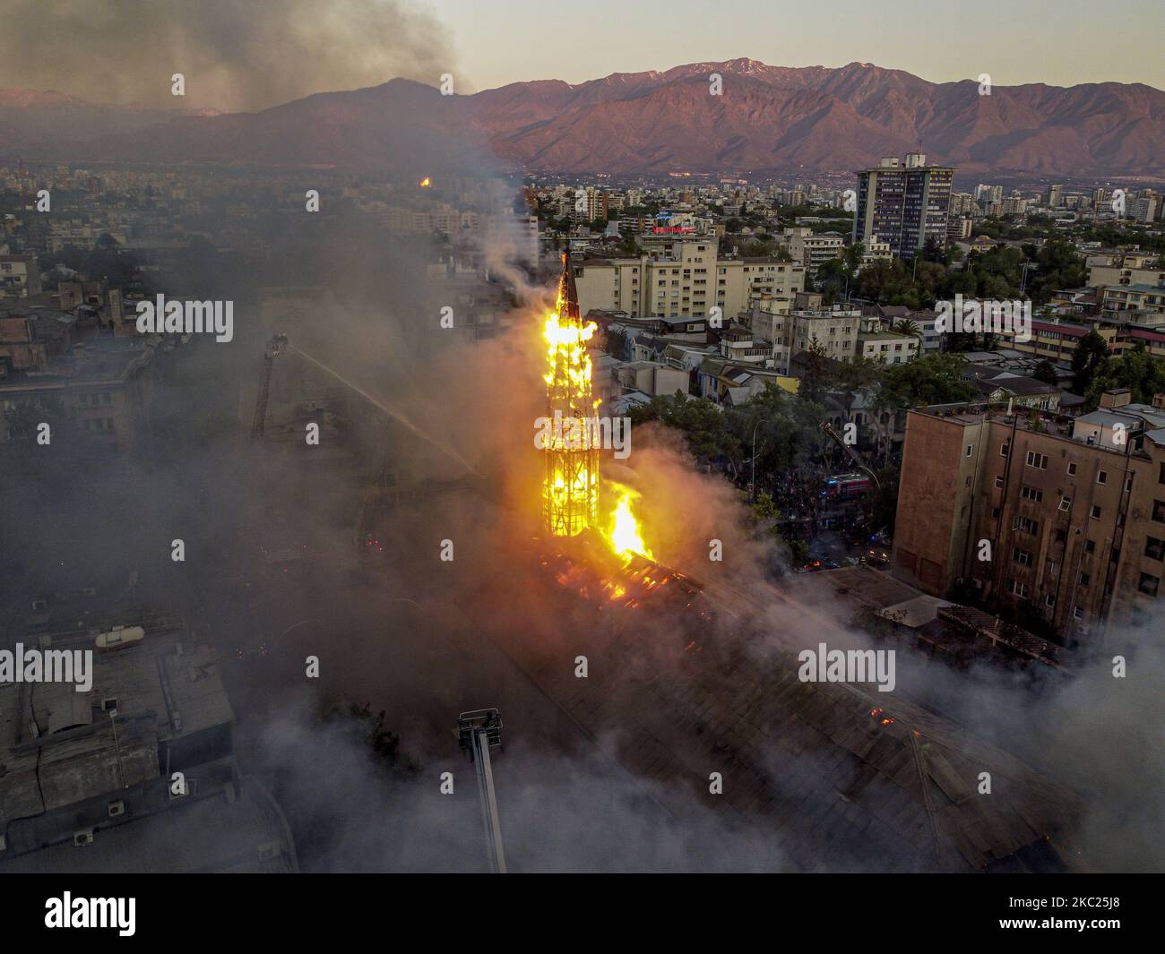 Le jour où la révolte sociale a commencé au Chili, un incendie a éclaté dans la paroisse d'Asunción, dans le centre-ville de Santiago, au Chili, sur 18 octobre 2020. (Photo de Felipe Figueroa/Nurphoto) Banque D'Images