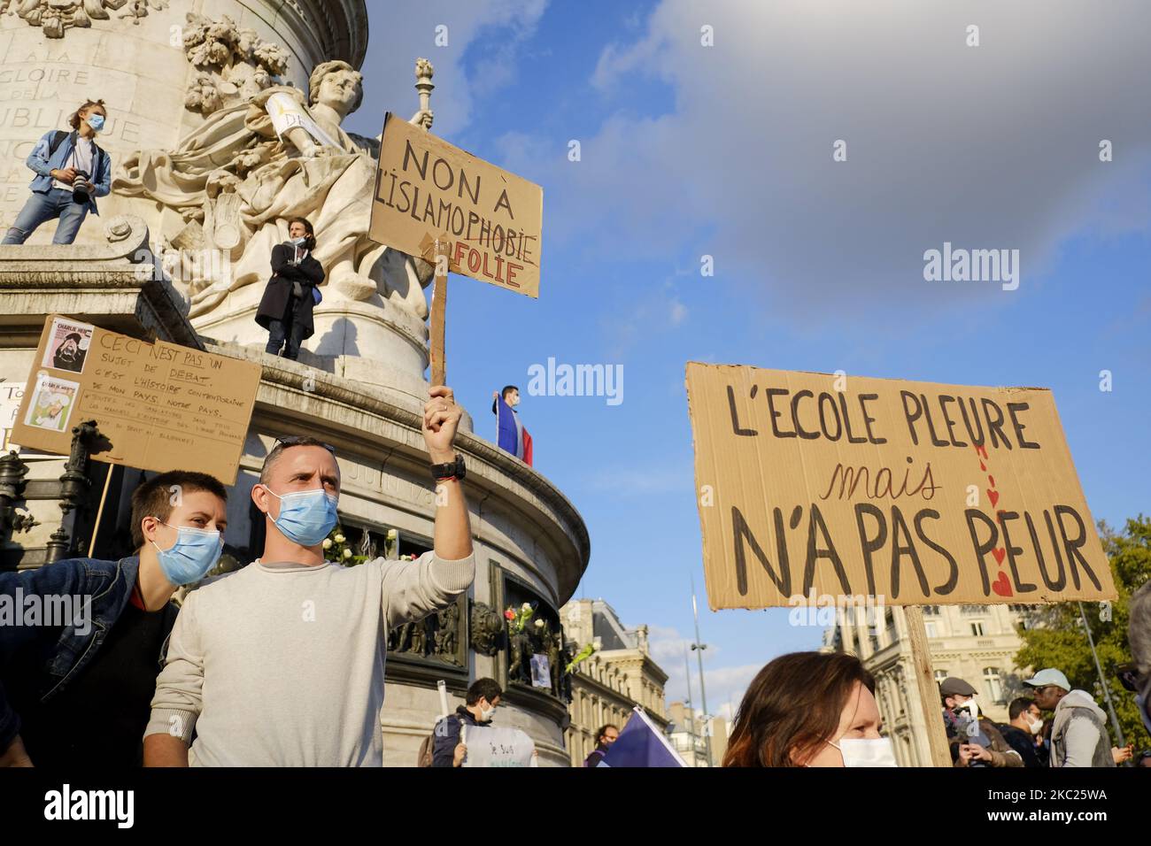 Des gens se sont rassemblés à la place de la République à Paris, en France, sur 18 octobre 2020 pour rendre hommage à Samuel Paty, professeur au Collège du Bois d'Aulne à Conflans-Sainte-Honorine, qui a été assassiné par un islamiste. Samuel Paty a été tué pour avoir montré des caricatures du prophète Mohammed publiées par Charlie Hebdo à ses élèves lors d'un cours sur la liberté d'expression. (Photo par Adnan Farzat/NurPhoto) Banque D'Images