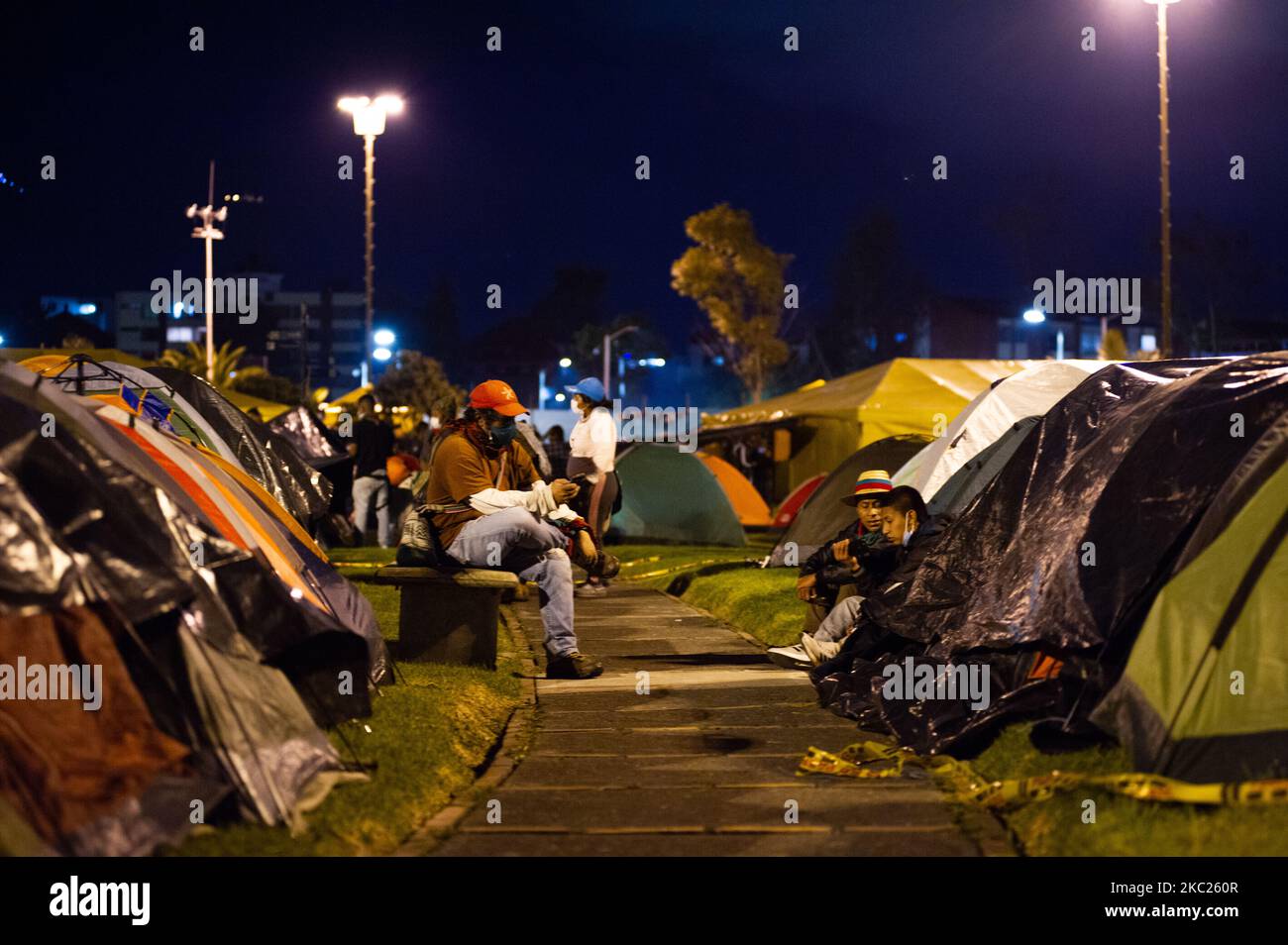 Des milliers d'autochtones de la région de Cauca, en Colombie, sont arrivés au complexe sportif 'Palacio de los Deportes' après une semaine sur les routes colombiennes pour protester contre les massacres et le gouvernement de l'ancien président Ivan Duque Marquez, le 18 octobre 2020 à Bogota, en Colombie. Tribus indigènes de l'organisation du CRIC où reçu par l'ancien maire de Bogota, Claudia Lopez. (Photo par Sebastian Barros/NurPhoto) Banque D'Images