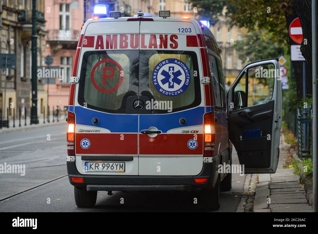 Une ambulance vue dans le centre-ville de Cracovie. Le nombre de personnes infectées par le COVID-19 à Cracovie et le petit Voïvodeship de Pologne ne cesse de croître. Aujourd'hui, le ministère de la Santé a signalé 7 482 nouveaux cas en Pologne (dont 1 204 dans le Voïvodeship de la petite Pologne) et 23 décès (dont 8 dans le Voïvodeship de la petite Pologne). Sur 19 octobre 2020, à Cracovie, en Pologne. (Photo par Artur Widak/NurPhoto) Banque D'Images