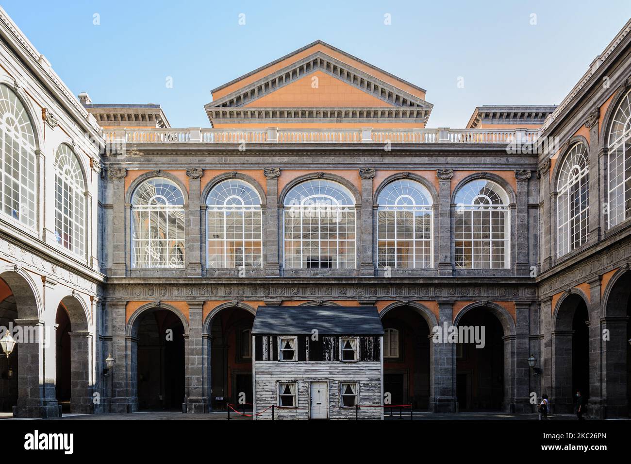 Vue sur la maison des parcs Rosa exposée dans la cour du Palais Royal de Naples, 19 octobre 2020. Le "presque à la maison - le projet Rosa Parks House" est un projet du peintre américain Ryan Mendoza, pour garder vivante la mémoire de Rosa Parks et de tous ceux qui ont vécu dans la maison à un moment dramatique et conflictuel de l'histoire américaine, dont l'identité, Aujourd'hui remis en question par le retour de la question de la vie noire. Le « presque à la maison - le projet Rosa Parks House » sera exposé au Palais royal de Naples jusqu'à 6 janvier 2021. (Photo de Manuel Dorati/NurPhoto) Banque D'Images