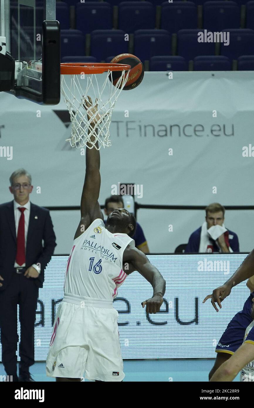 Usman Garuba du Real Madrid en action pendant la ligue espagnole, Liga Endesa ACB, match de basket-ball joué entre Real Madrid Baloncesto et Mombus Obradoiro au pavillon du Centre Wizink sur 20 octobre 2020 à Madrid, Espagne. (Photo par Oscar Gonzalez/NurPhoto) Banque D'Images