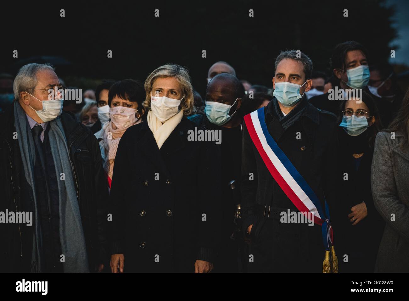 Environ 6 000 personnes se sont rassemblées en face du Collège Bois d'Aulne à Conflans Saint-Honorine, une banlieue de Paris, sur 20 octobre 2020, pour participer à une marche blanche en l'honneur de Samuel Paty, professeur d'histoire au Collège, Qui a été décapité dans une attaque contre 16 octobre pour avoir montré des caricatures du prophète Mahomet pendant un cours sur la liberté d'expression. Valérie Pécresse, présidente de la région Ile-de-France, Laurent Brosse, maire de Conflans Saint-Honorine, et Jean-Paul Huchon, ancien président régional et ancien maire de la ville, mènent la marche aux côtés de nombreux autres élus. (P Banque D'Images