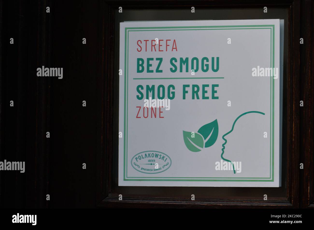 Un panneau « zone Smog Free » à l'entrée d'un café dans le centre-ville de Cracovie. Aujourd'hui, le ministère de la Santé a signalé 9 291 nouveaux cas de COVID-19 en Pologne, dont un nombre record de 1 486 dans la Voïvodeship de Malikopolskie. En outre, chaque tiers des personnes diagnostiquées avec COVID-19 dans la Voïvodie de Malikopolskie vit à Cracovie. Mardi, 20 octobre 2020, à Cracovie, en Pologne. (Photo par Artur Widak/NurPhoto) Banque D'Images